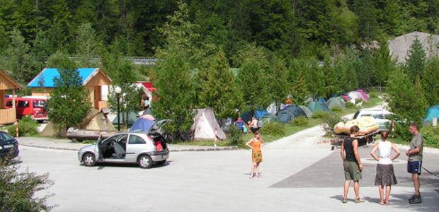 Kemping sátrakkal és emberekkel a szabadban.