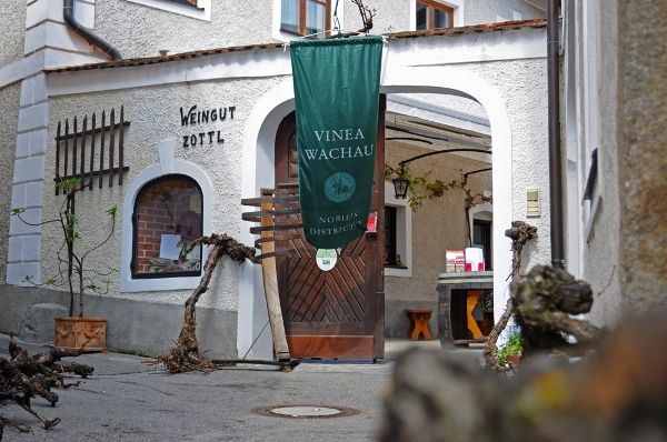 Egy borászat bejárata "Vinea Wachau" és "Weingut Zottl" felirattal.