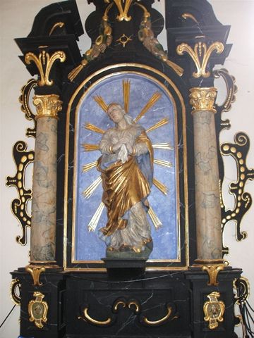 A Fájdalmas Madonna barokk szobra egy gazdagon díszített oltáron.