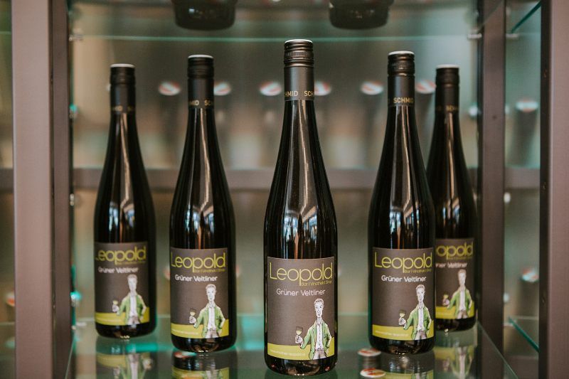 Öt palack Zöldveltelini bor a Leopold márkából egy polcon.
