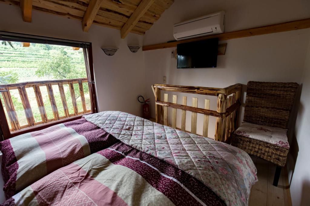 Franciaágy színes ágyneművel