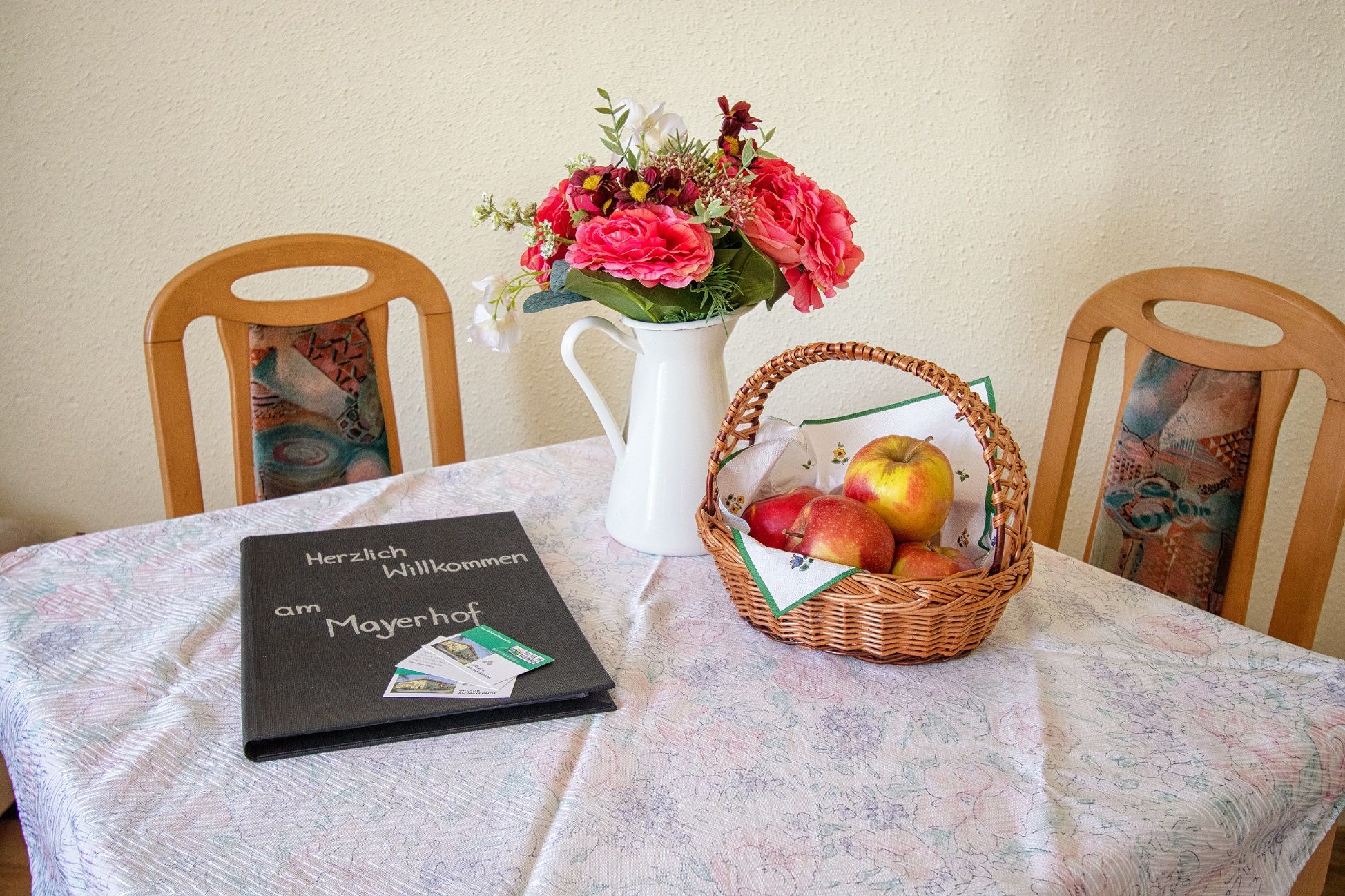 Asztal üdvözlő üdvözlettel 