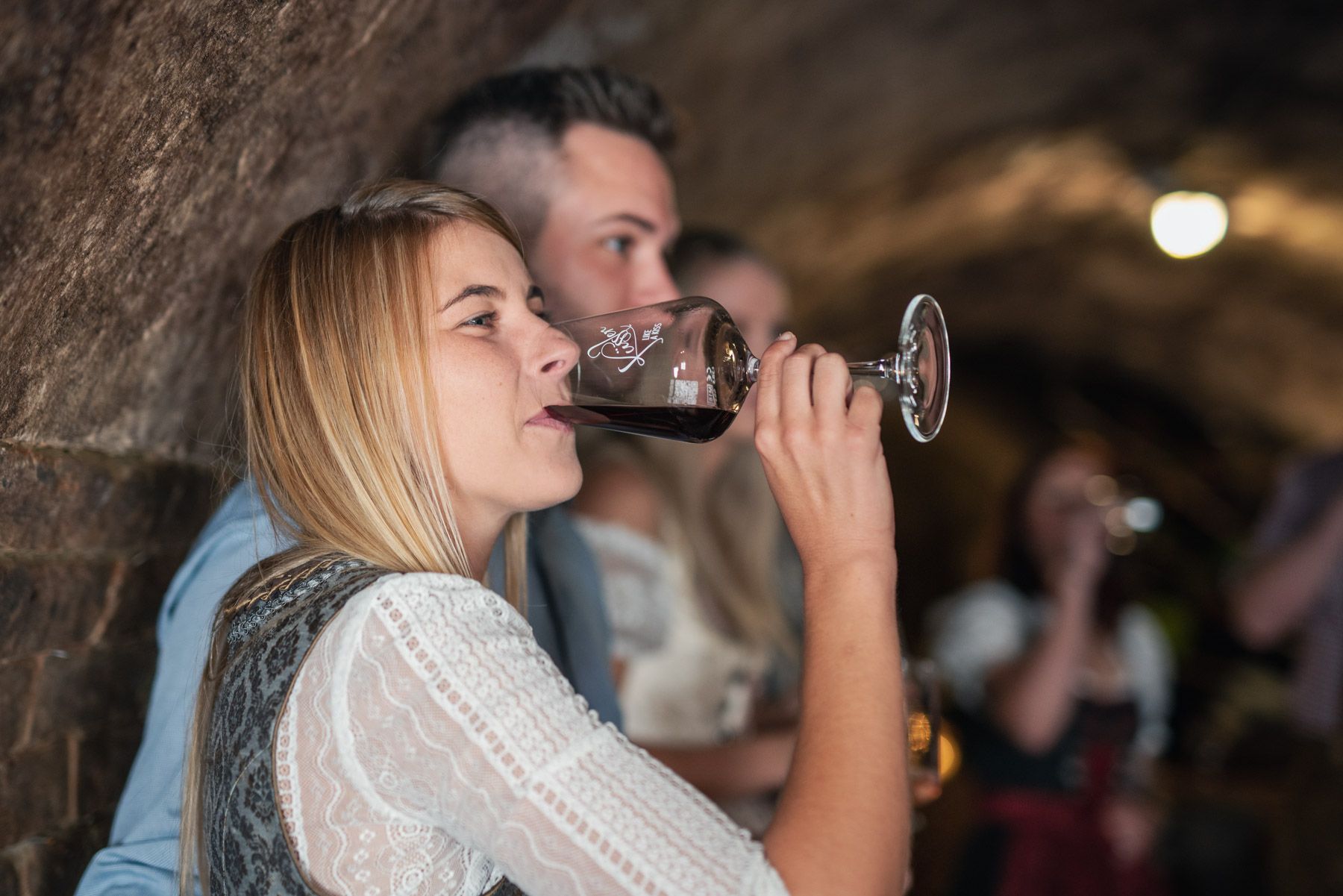 Bort ivó nő egy borospincében.