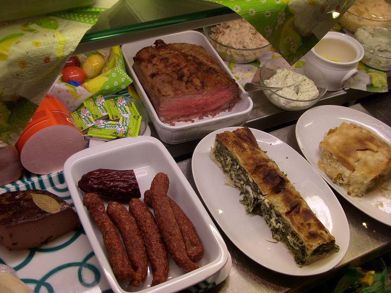 Különböző ételek svédasztalos formában, többek között húsok, kolbászok és rétes.