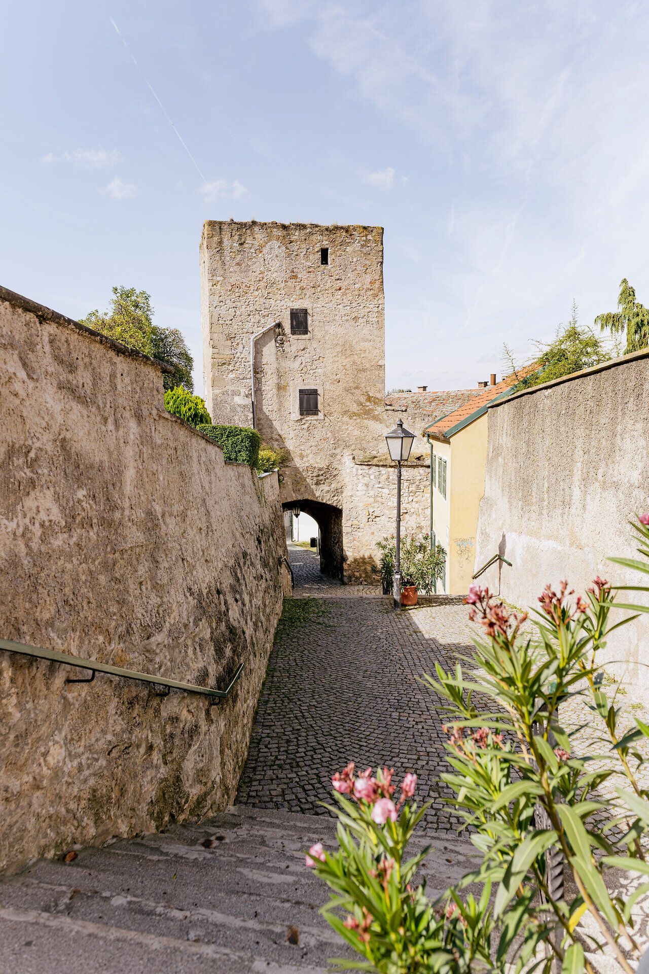 Lépcsők a Fischertorhoz Hainburg an der Donau-ban.