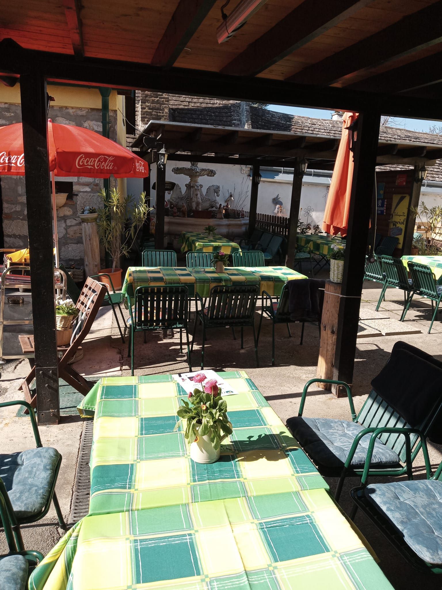 Vendégkert asztalokkal Stadtwirt Windisch, Mannersdorf/Leithagebirge