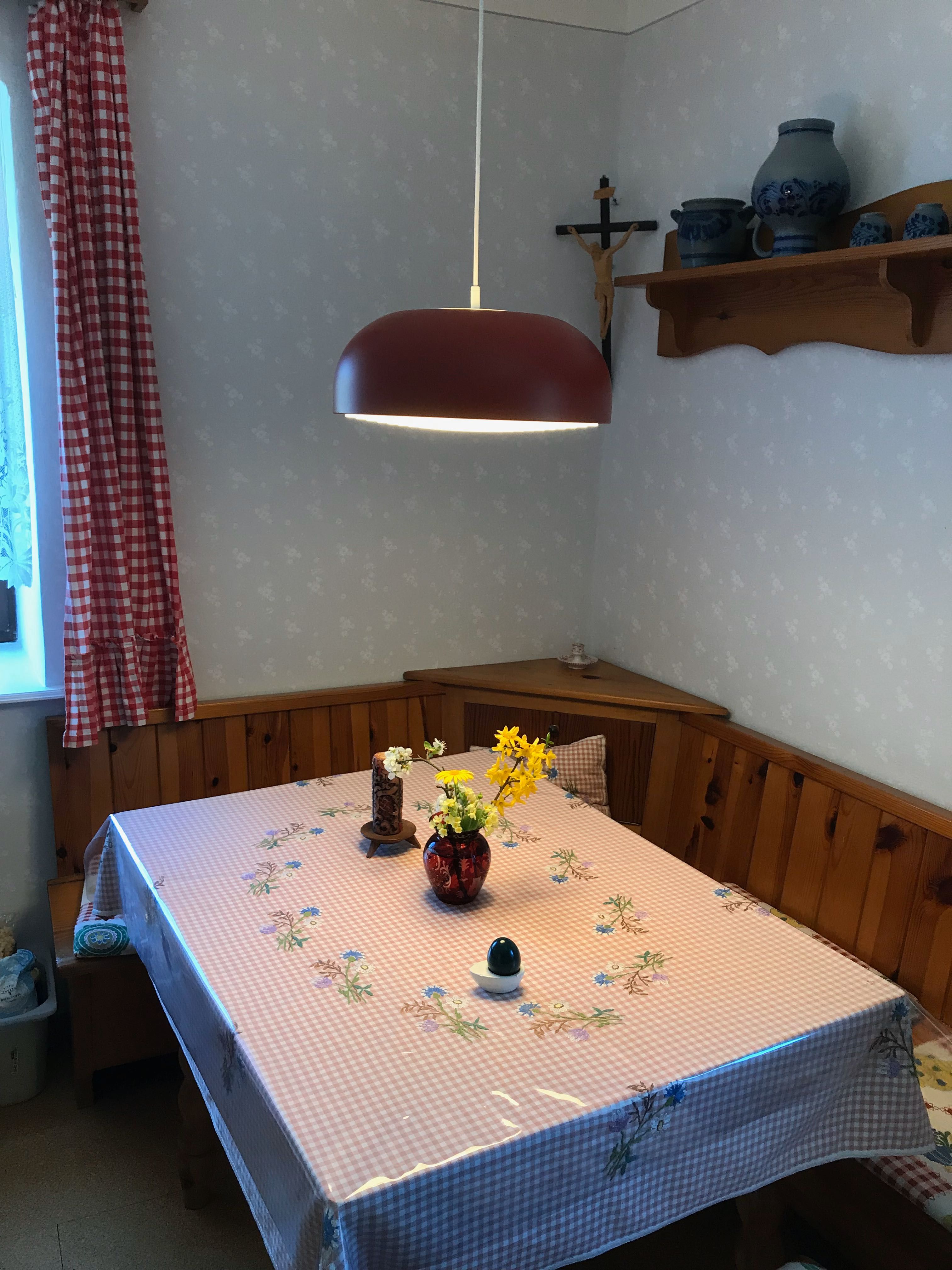 Étkezőasztal a konyhában 