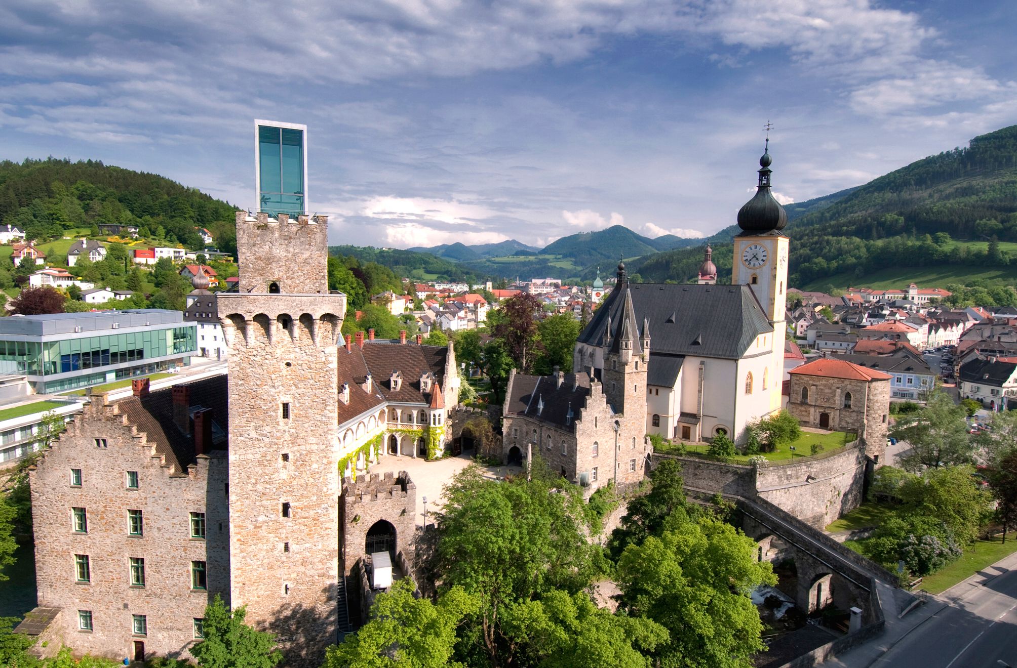 Waidhofen an der Ybbs panorámája a történelmi toronnyal és templommal.