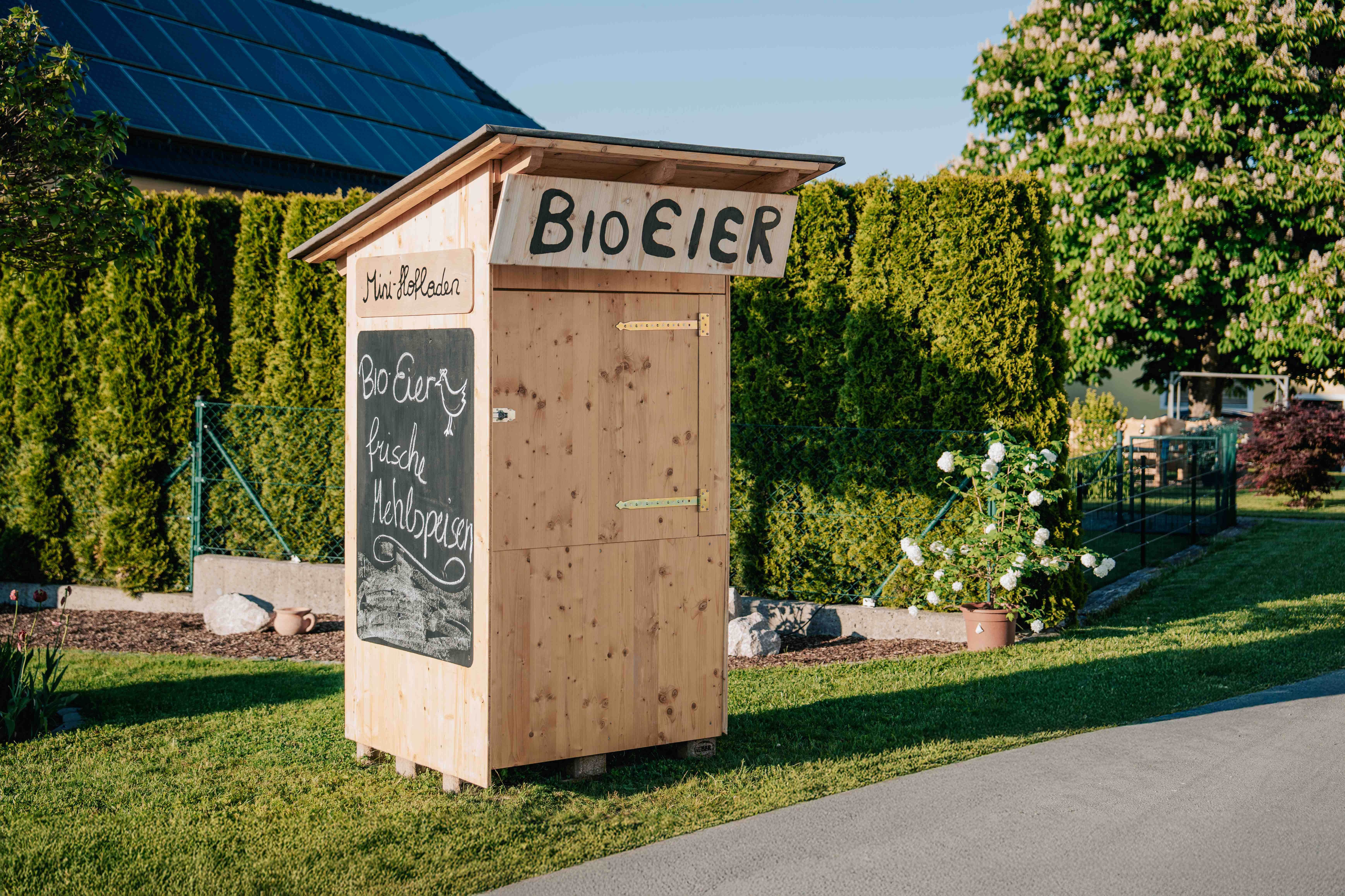 A bio tojásokat és a friss péksüteményeket egy tábla hirdeti a kis Holzhof üzlet előtt, közvetlenül a Wieserhof farm előtt.