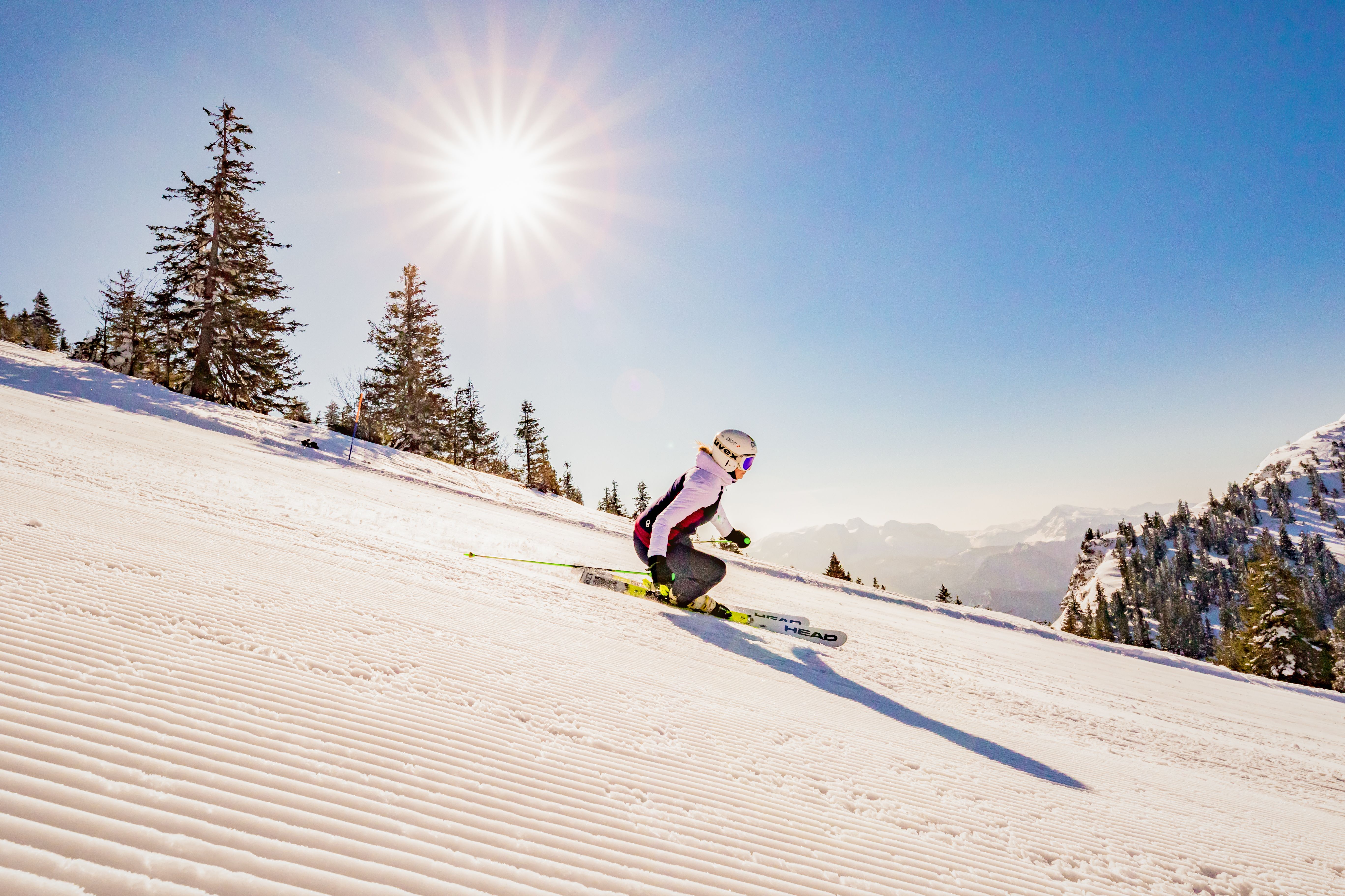 In der verschneiten Winterlandschaft der Buckligen Welt gleitet ein Wanderer mit Schneeschuhen durch den glitzernden Schnee. Die majestätischen Fichten umrahmen den Weg und schaffen eine friedliche Atmosphäre, die zum Verweilen einlädt. Ein unvergessliches Erlebnis inmitten der Wiener Alpen.