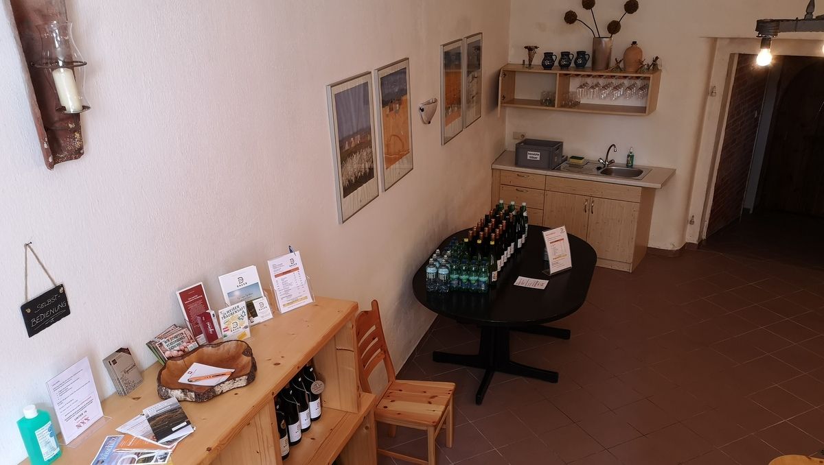 Egy rusztikus pince belső nézete önkiszolgáló pultokkal és italokkal.