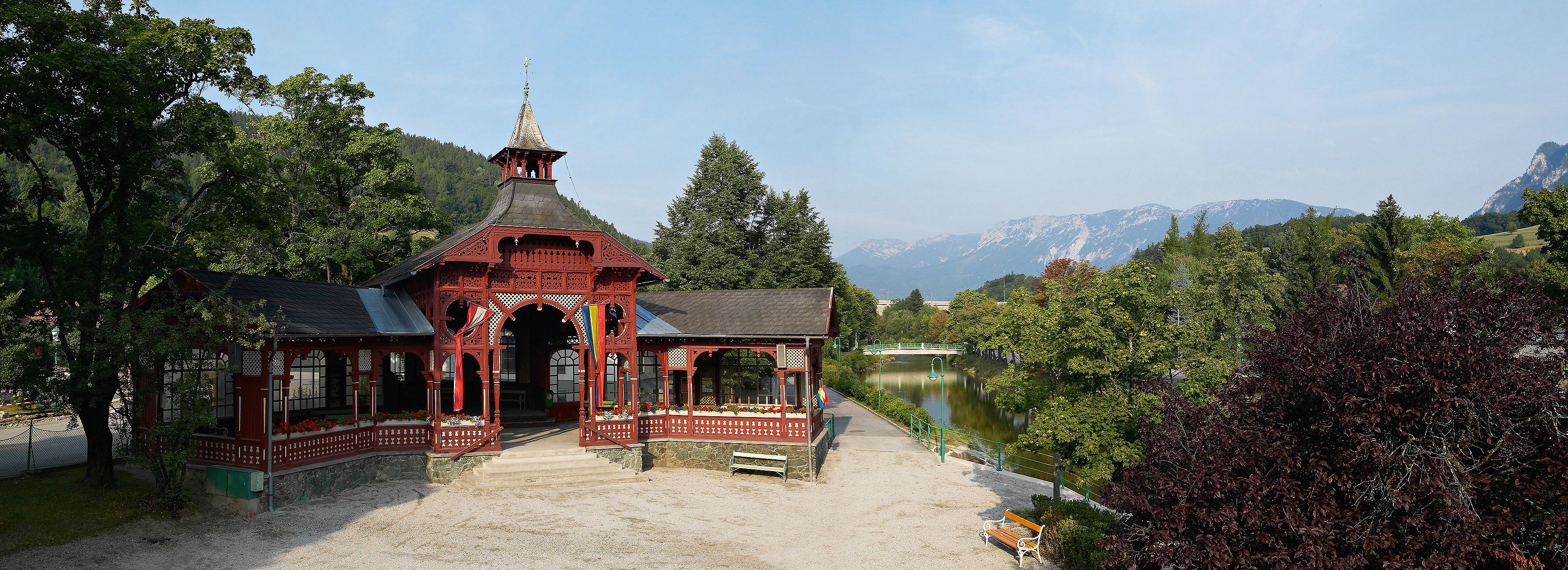 Piros pavilon Payerbachban, a háttérben hegyekkel.