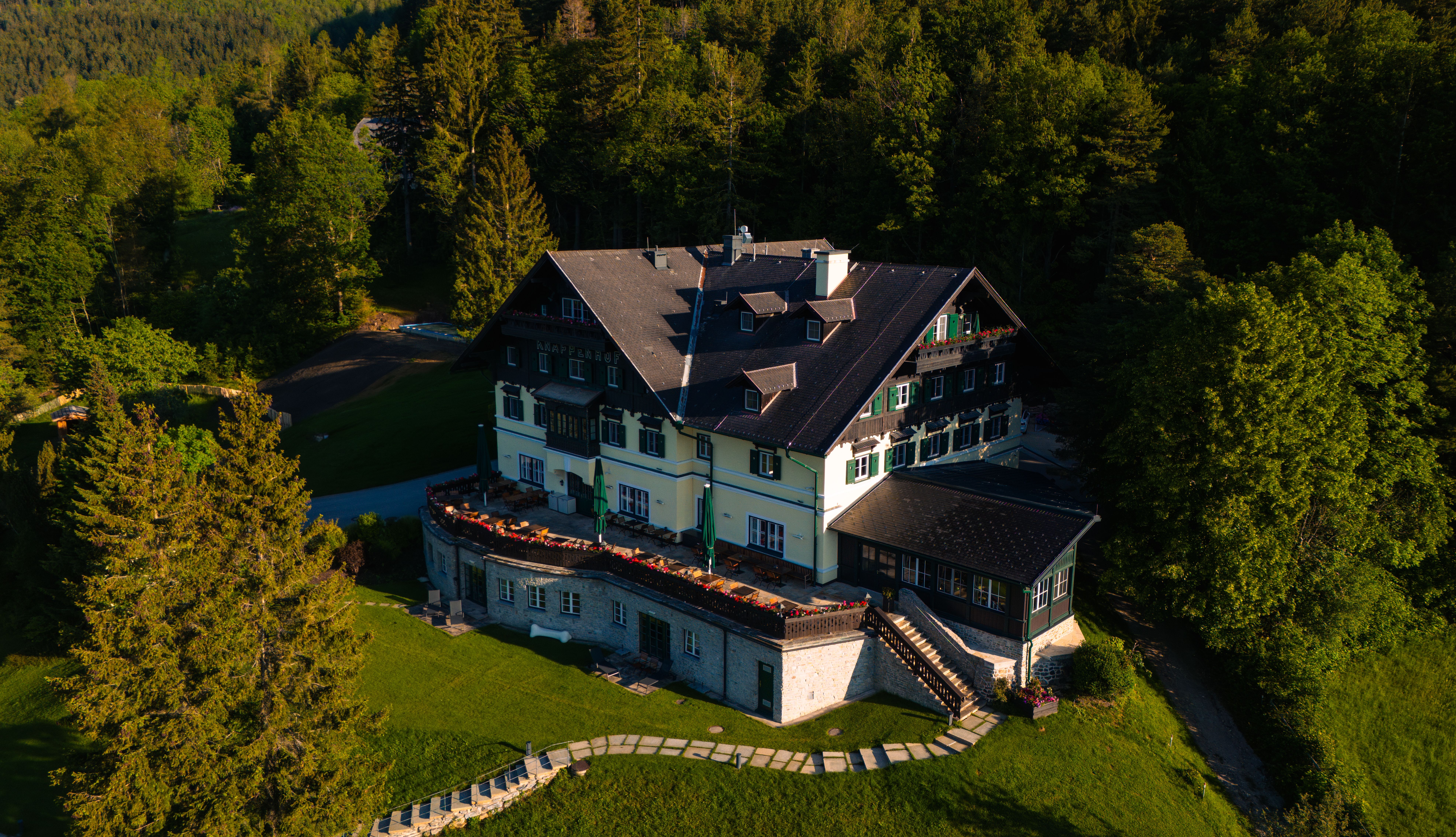 Umgeben von üppigen Wäldern und sanften Hügeln strahlt der Knappenhof eine einladende Ruhe aus. Die charmante Architektur des Hauses harmoniert perfekt mit der malerischen Landschaft der Wiener Alpen, die zu Erkundungen und entspannenden Momenten einlädt.