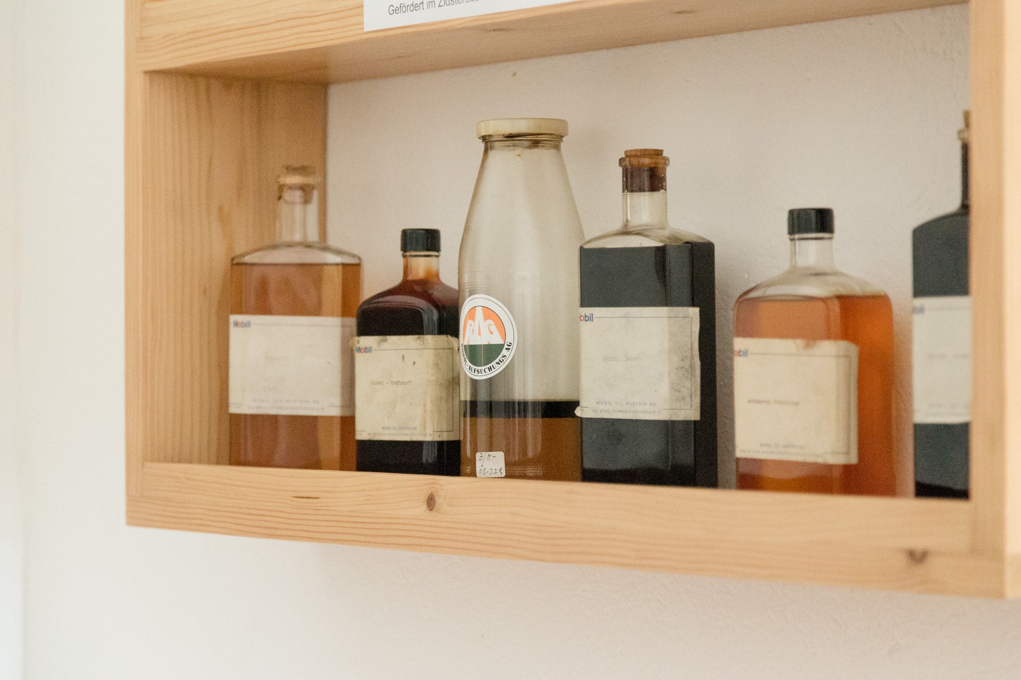 Régi palackokat tartalmazó polc a zistersdorfi városi múzeumban.