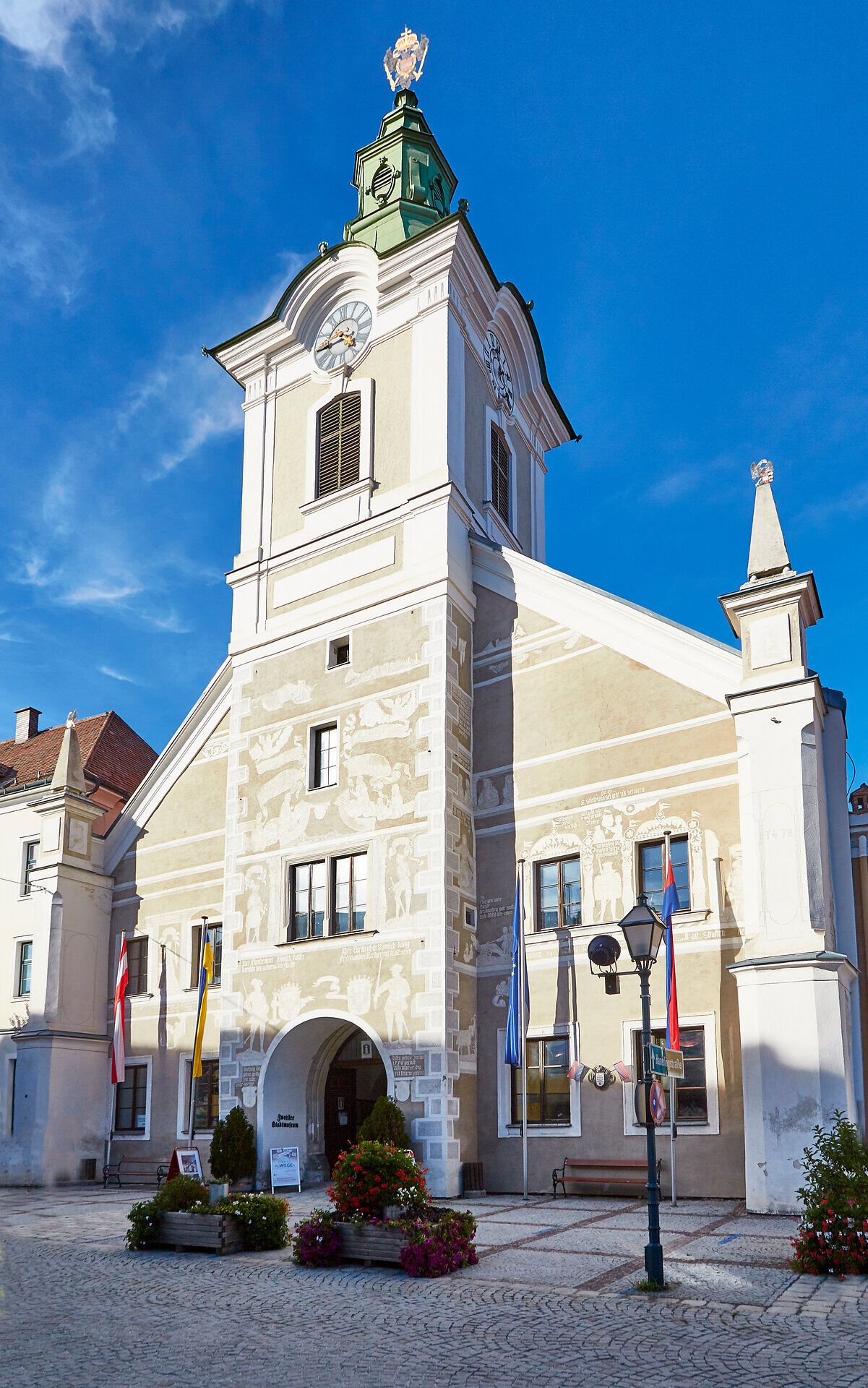 Történelmi épület toronnyal és freskókkal Zwettlben, Ausztriában.