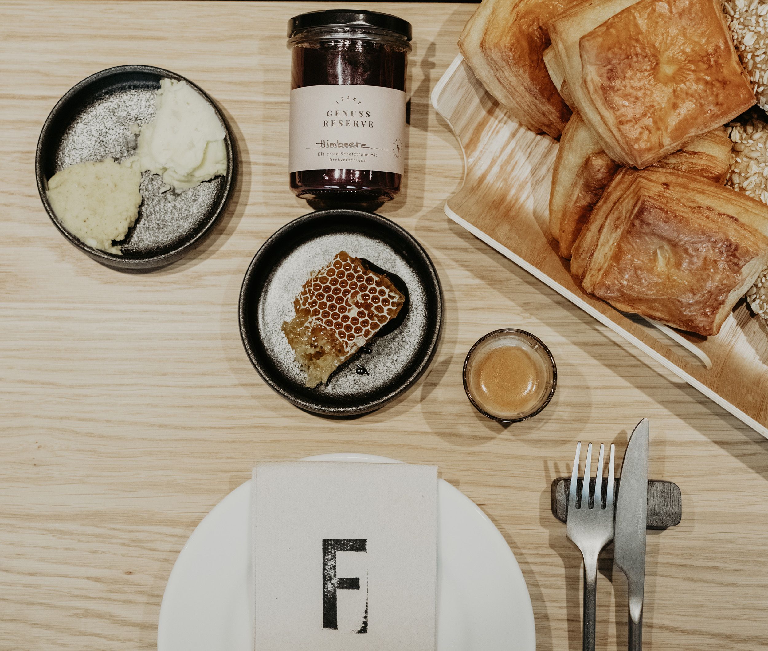 Reggeli sütemények, méz, teríték