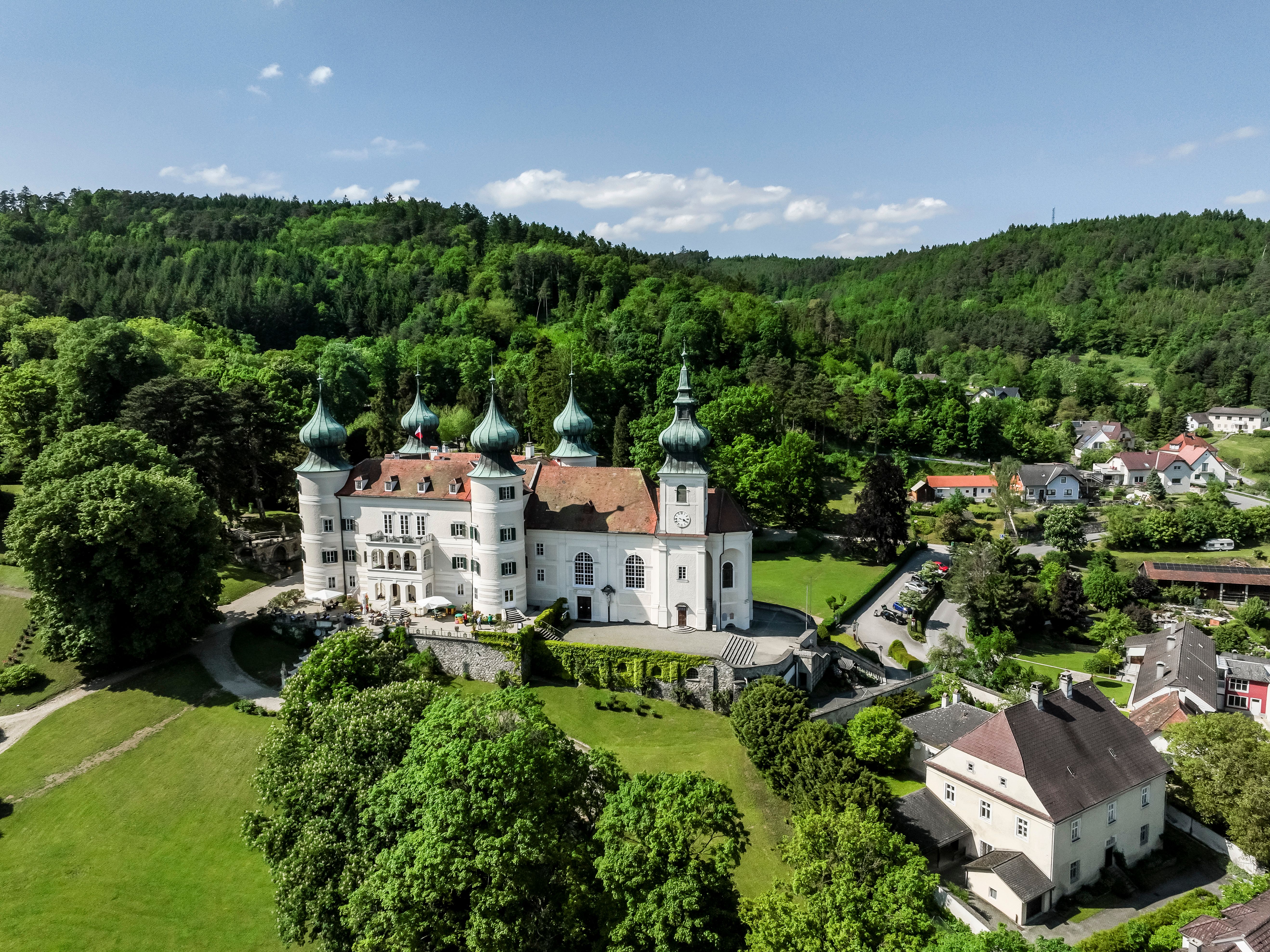 A Schwarzautal túra az Artstetten kastély mellett vezet el.
