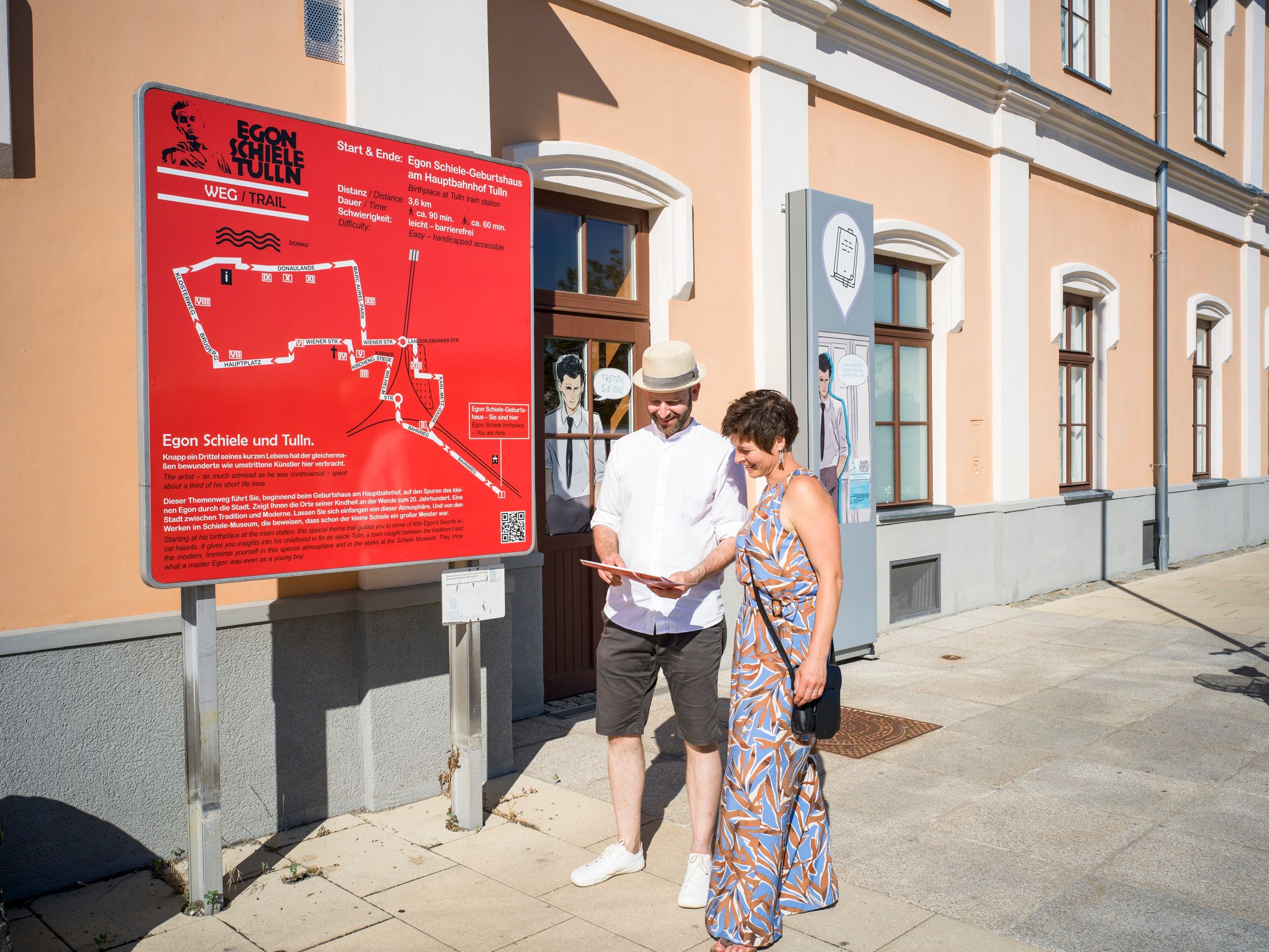 Pár az Egon Schiele szülőház bejáratánál 