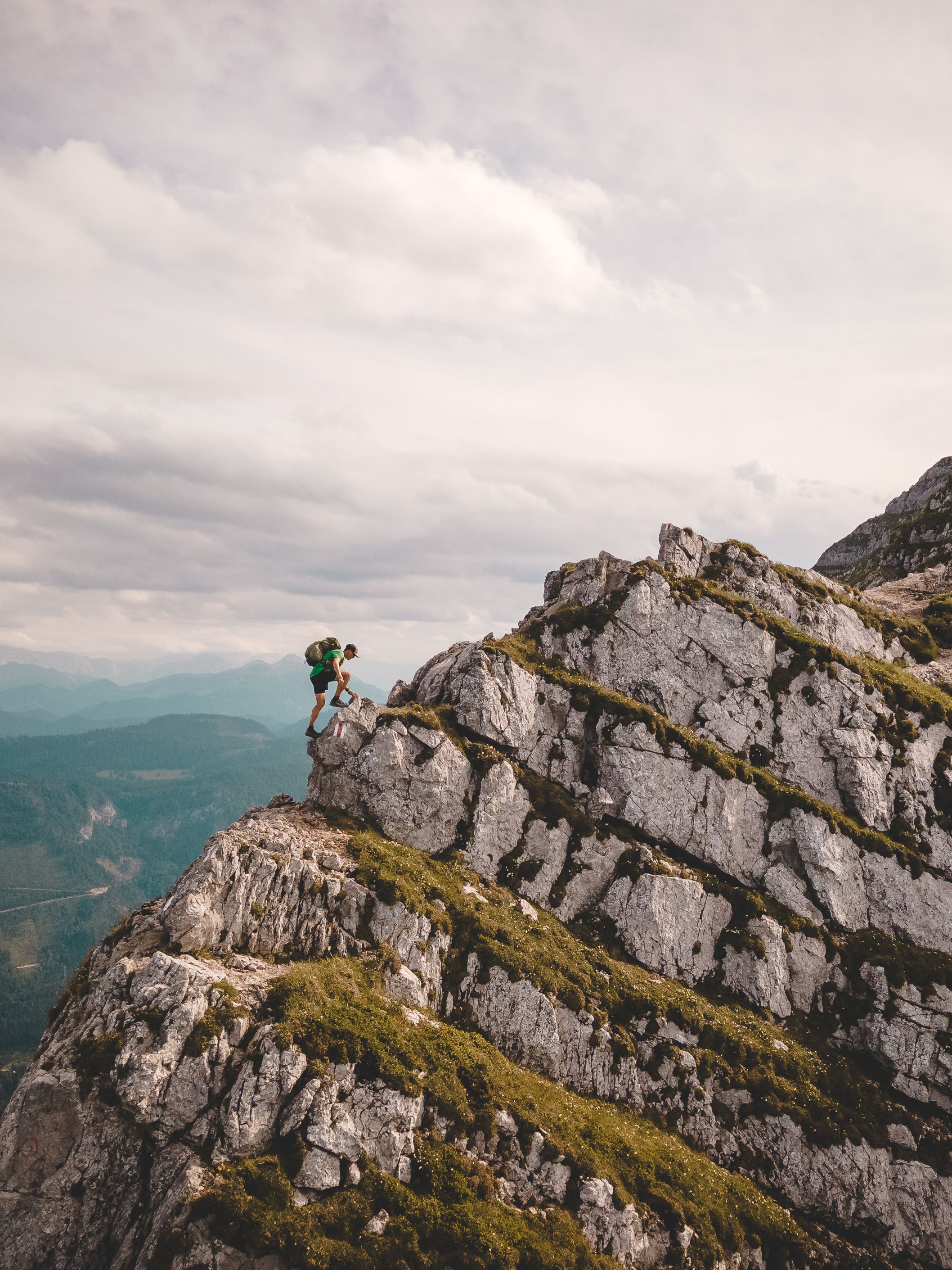 Ein abenteuerlicher Trail führt durch die majestätischen Berge, wo die frische Luft und das sanfte Rauschen der Natur die Sinne beleben. Die schroffen Felsen und das üppige Grün laden dazu ein, die Schönheit des Bergsommers in vollen Zügen zu genießen.