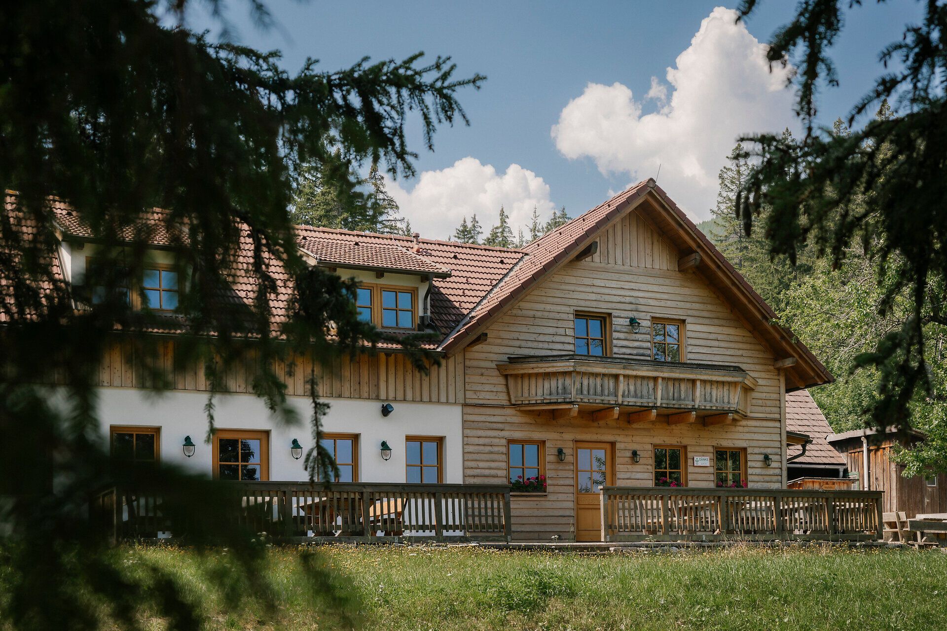 A Schneeberg-hegyen álló Hengsthütte külső látképe, faerkéllyel és terasszal