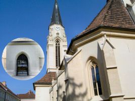 Korneuburg plébániatemplom toronnyal és gótikus ablakokkal.