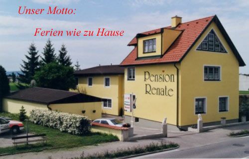 Sárga épület "Pension Renate" felirattal, fákkal és parkolóval körülvéve.