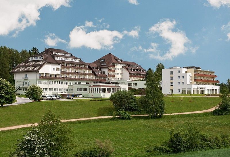 Groß Gerungs kardiovaszkuláris központ a kék égbolton.