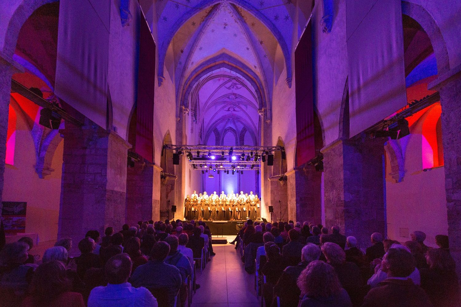A kremsi Minoriták templomának belső nézete egy koncert alatt, illuminált kórusművel.
