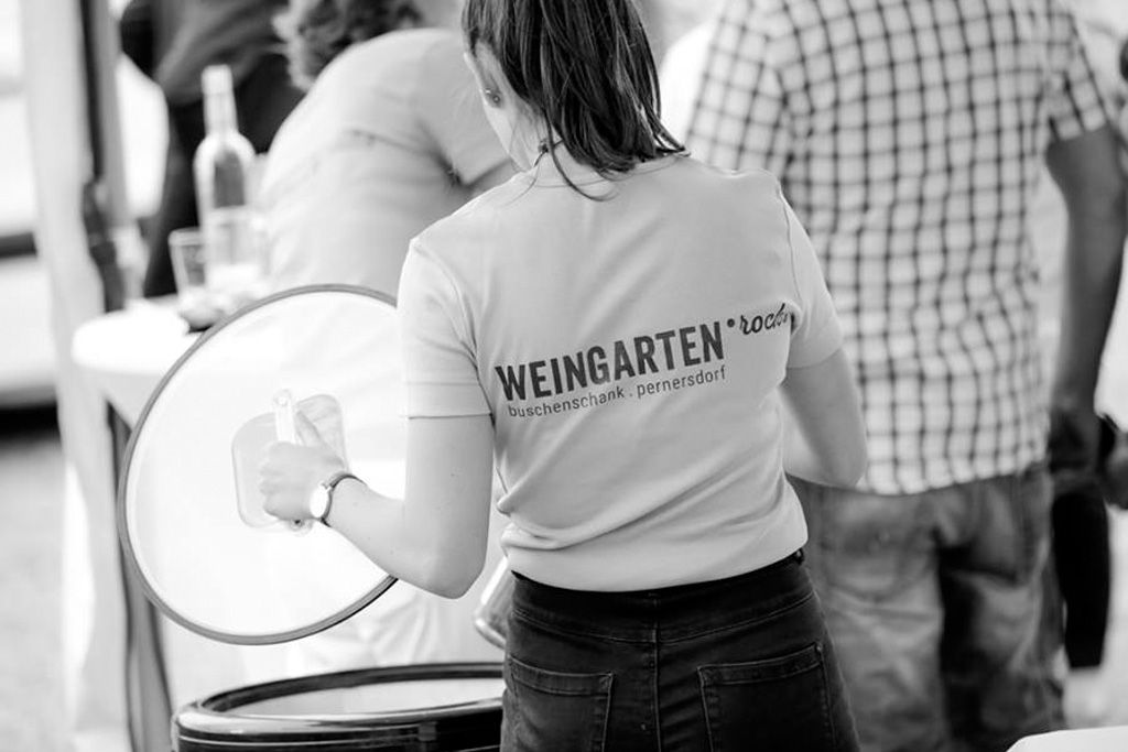 Nő "Weingarten.rocks" feliratú pólóban egy rendezvényen.
