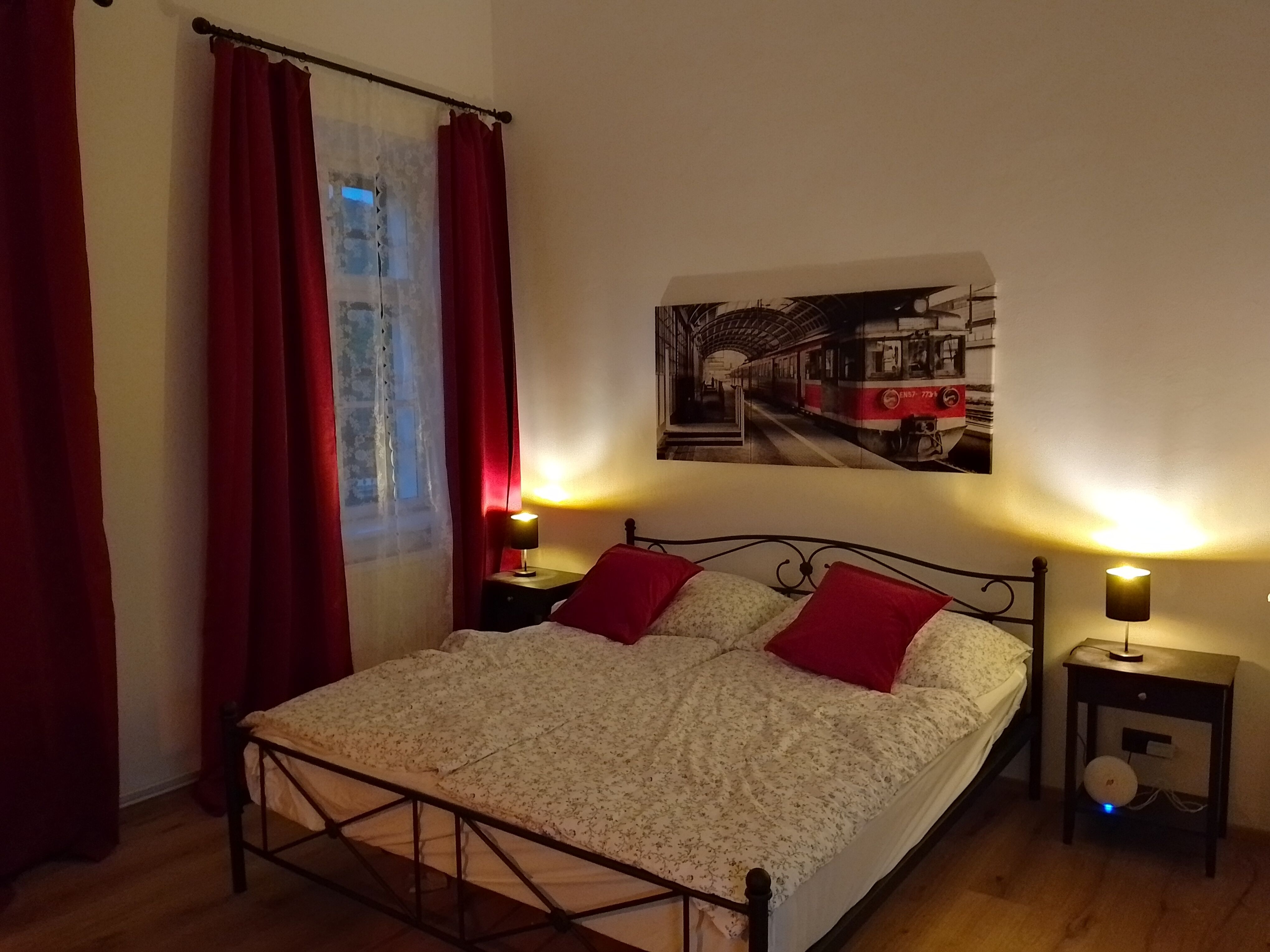 Hangulatos hálószoba vasúti dekorációval.