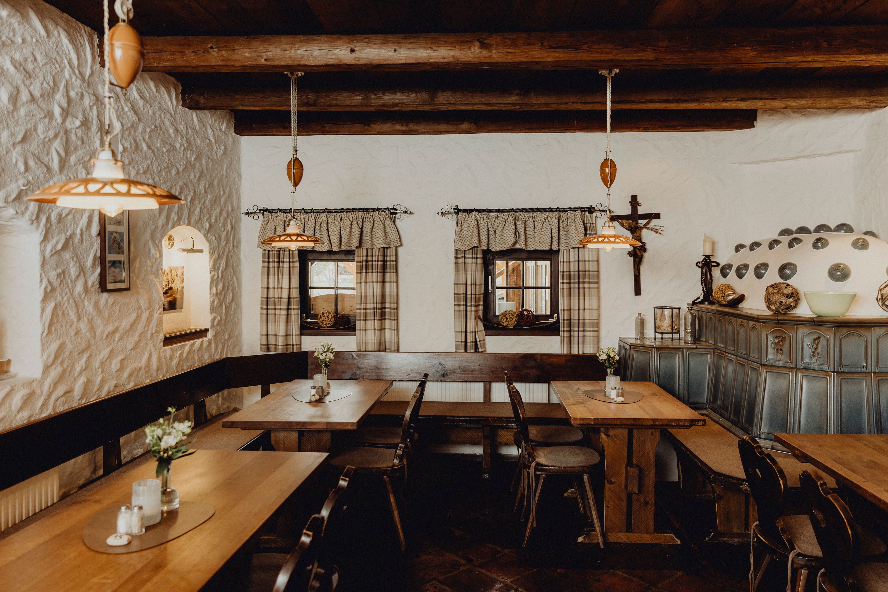 Hangulatos szalon fabútorokkal, cserépkályhával és rusztikus díszítéssel.