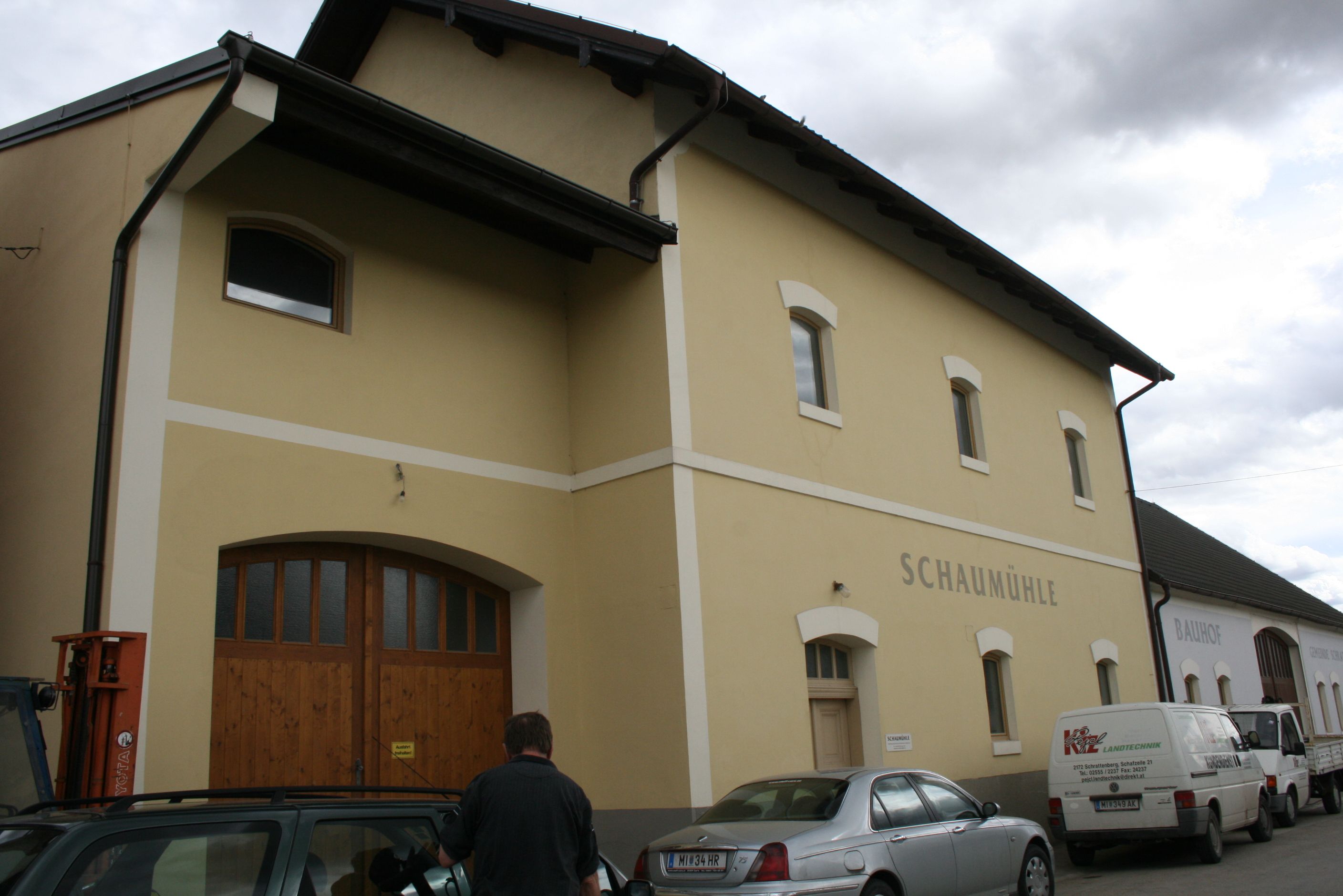 A "Schaumühle" feliratú sárga épület külső nézete.
