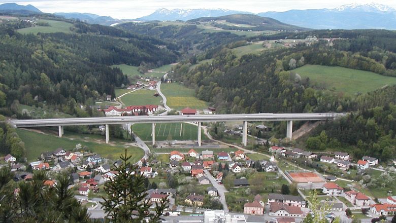 Panoráma kilátás Warth falura a híddal és a környező dombokkal.