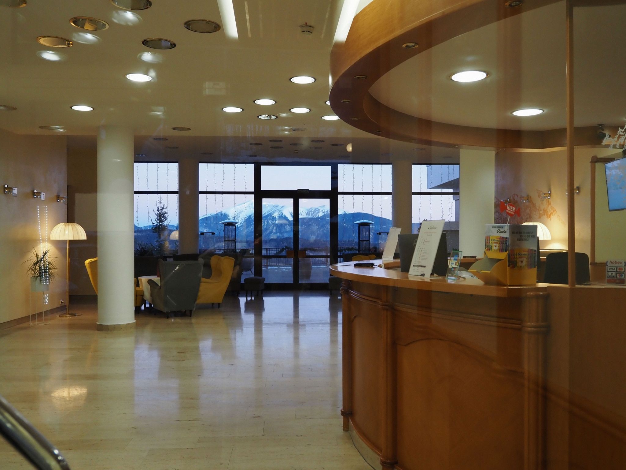 A Sporthotel Semmering recepciója a hegyekre néző kilátással.