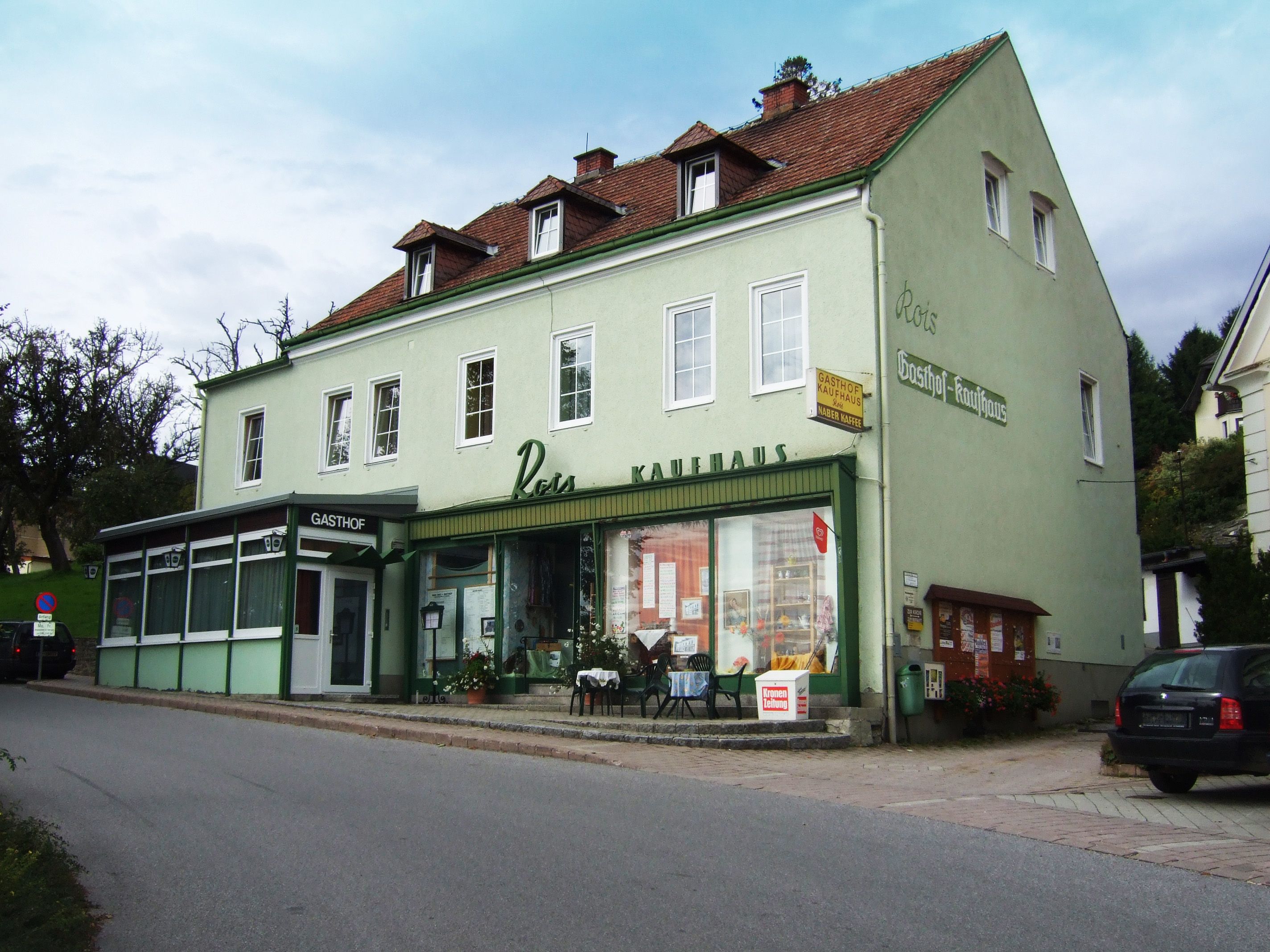 "Gasthof Rois" feliratú zöld épület.