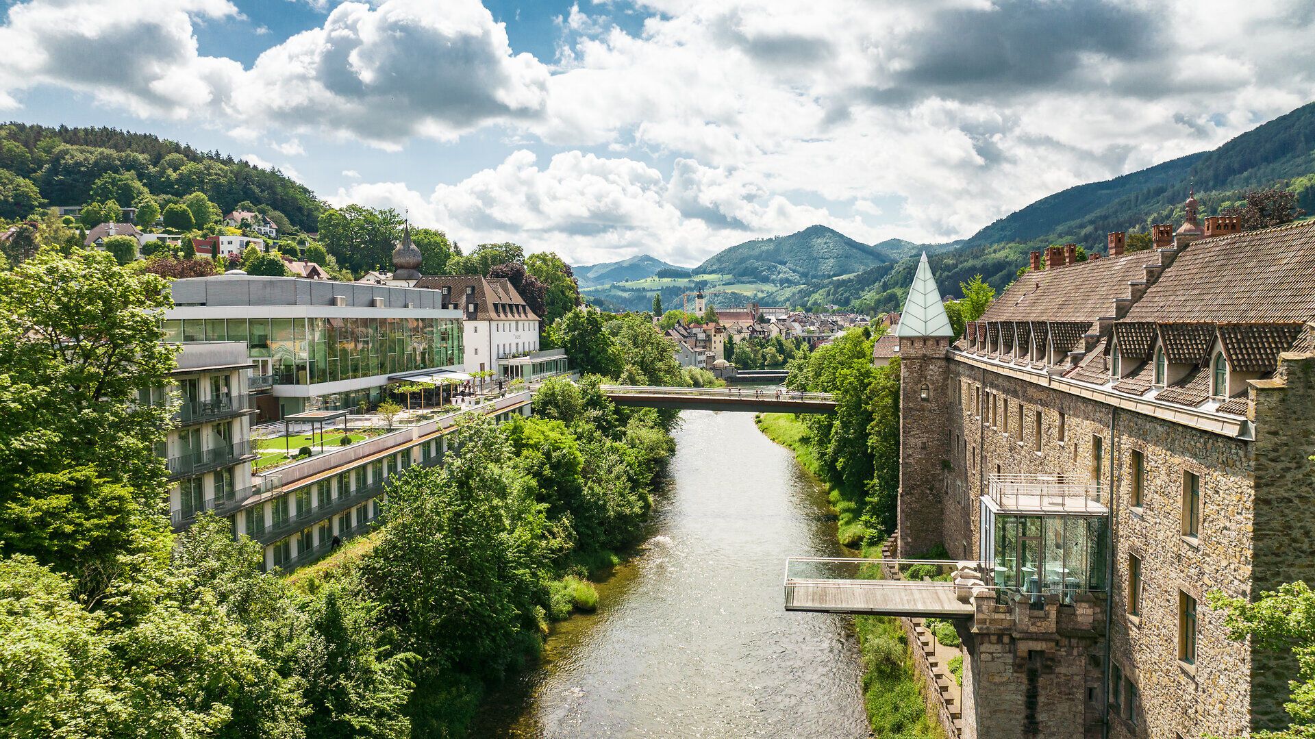 A Rothschild-kastély és a "Schloss an der vas útja" szálloda buja zöldövezetben és dombok között méltóságteljes nyugalmat áraszt. A folyó festői módon kanyarog a tájban, és pihentető sétákra invitál. Itt a történelem és a természet együtt felejthetetlen élményt nyújt.