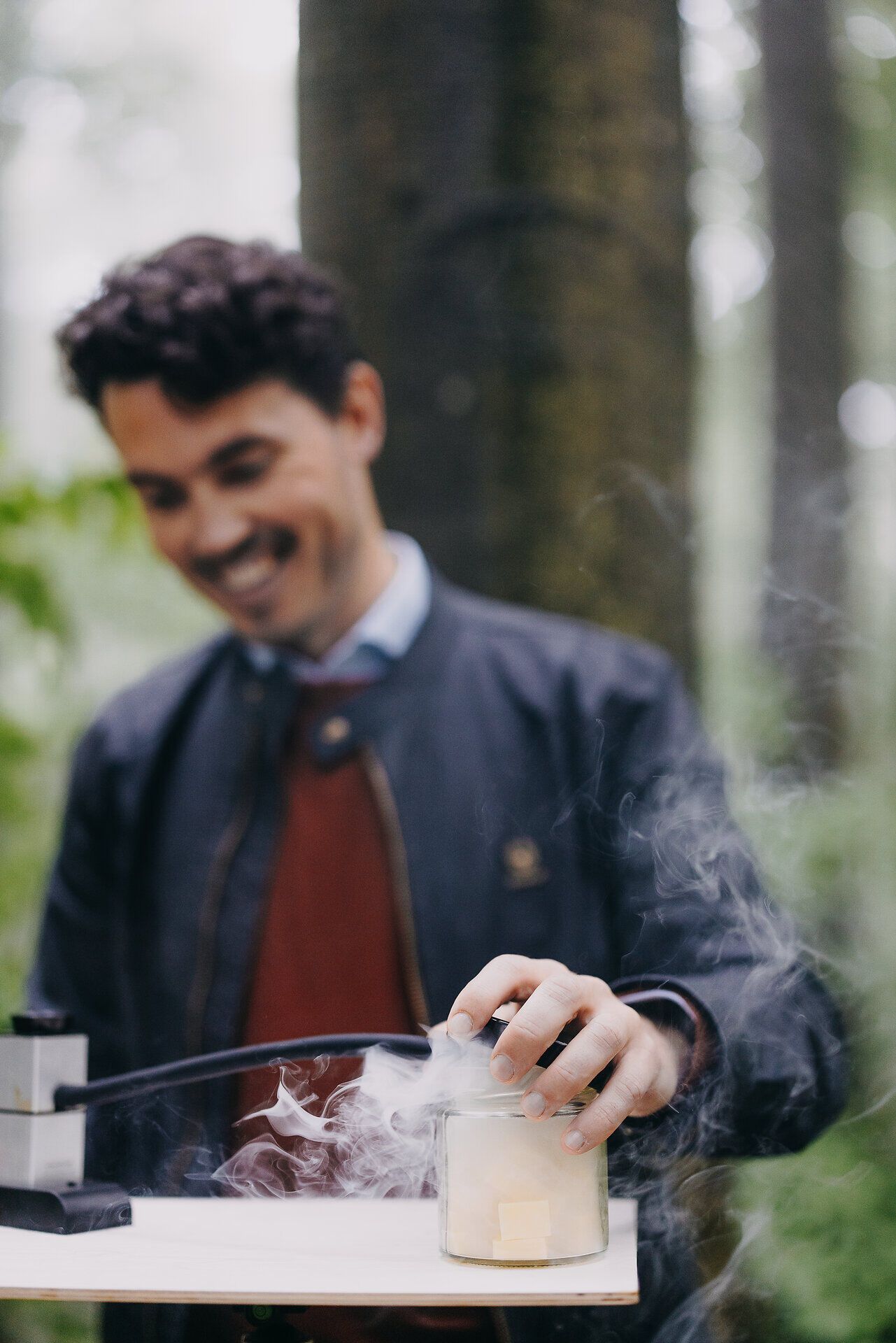 Inmitten der sanften Hügel des Wienerwaldes entfaltet sich eine kulinarische Entdeckungsreise, die die Sinne verzaubert. Der Duft von frischen Kräutern und die sanfte Melodie der Natur schaffen eine einladende Atmosphäre, die zum Verweilen einlädt.