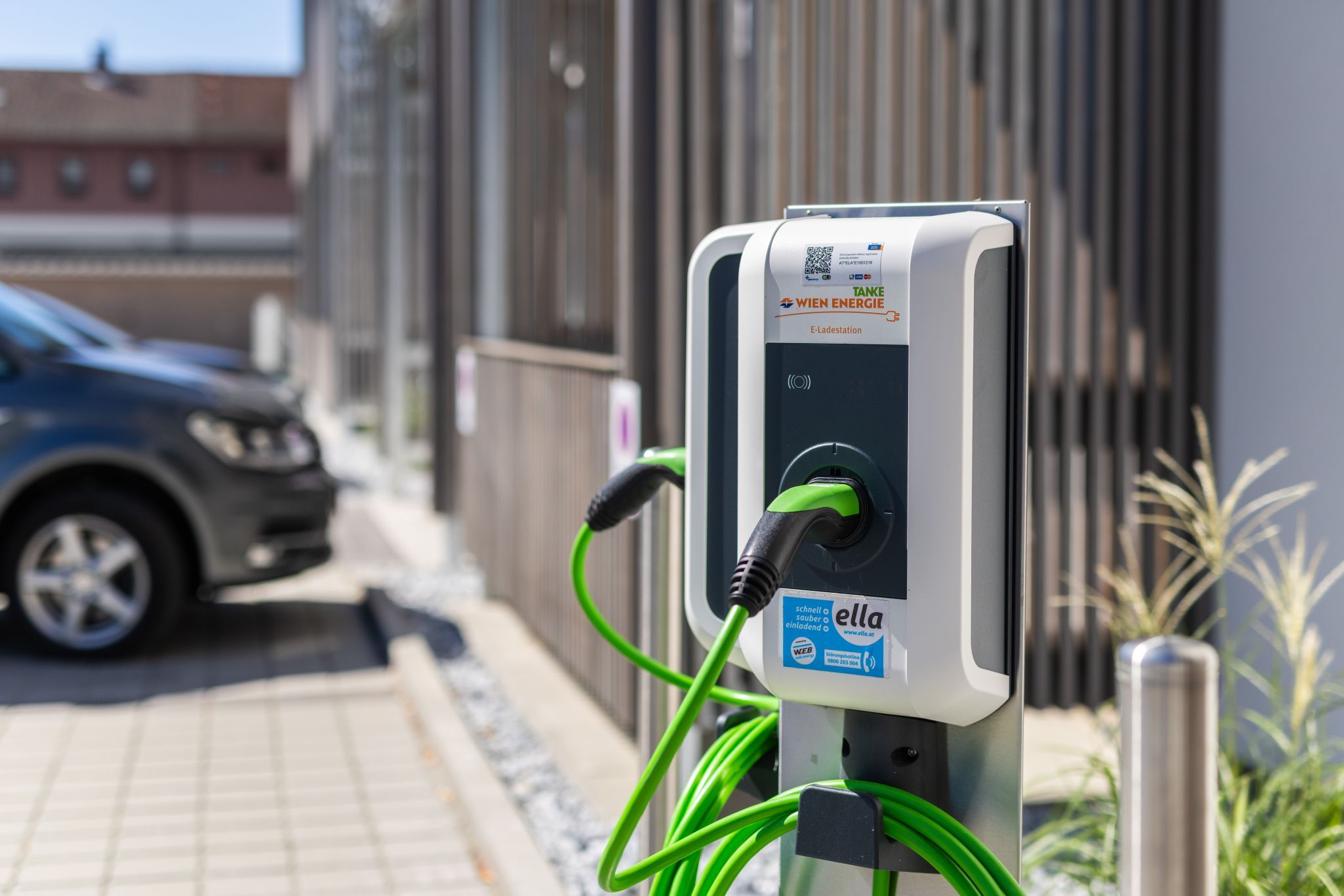 A Wien Energie egyik, zöld kábellel ellátott, kültéri elektromos töltőállomása.