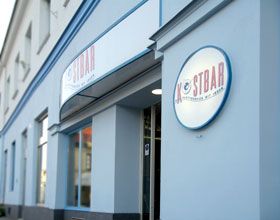 Egy épület külső nézete a "Kostbar" felirattal.