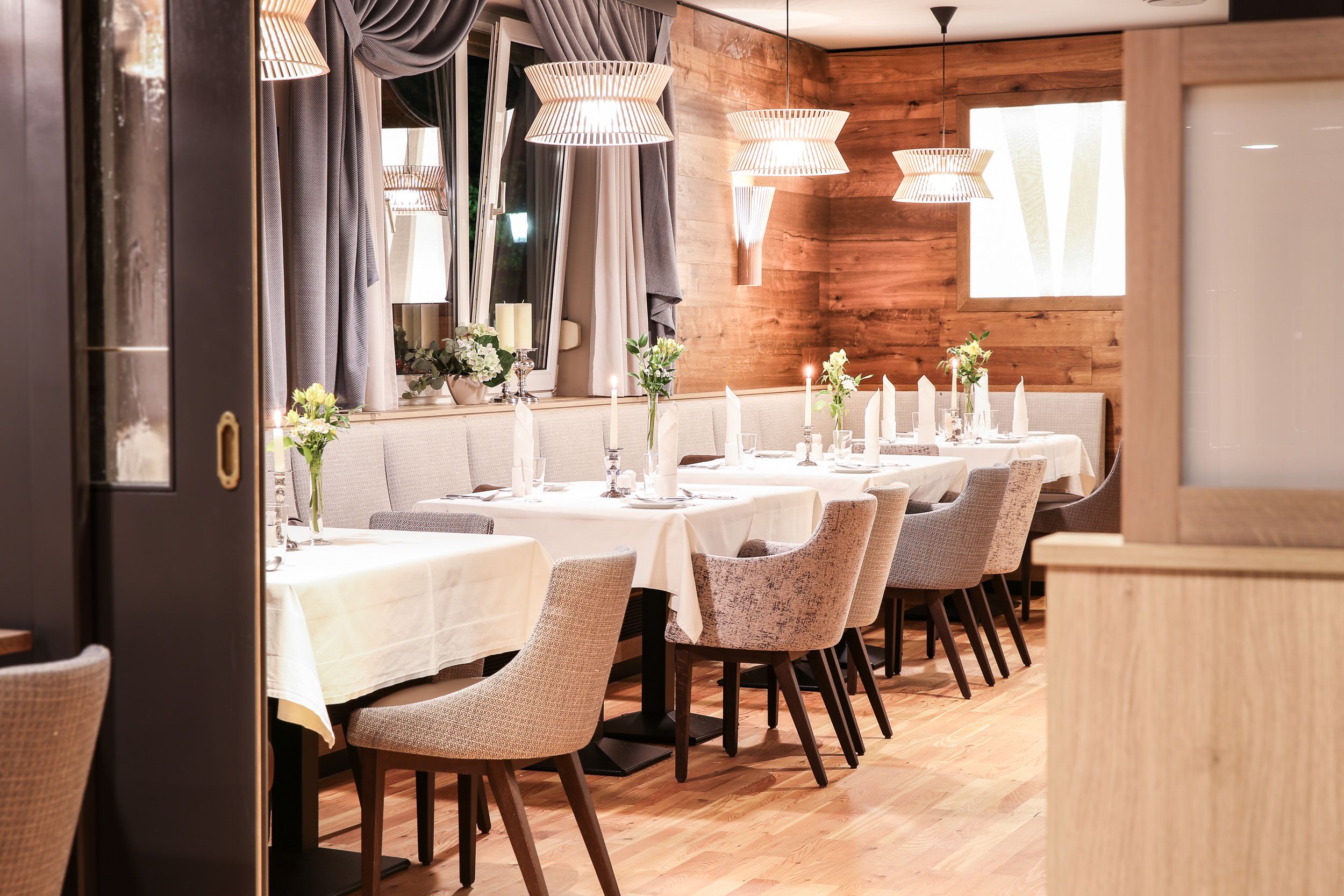 Étterem asztalokkal és székekkel 