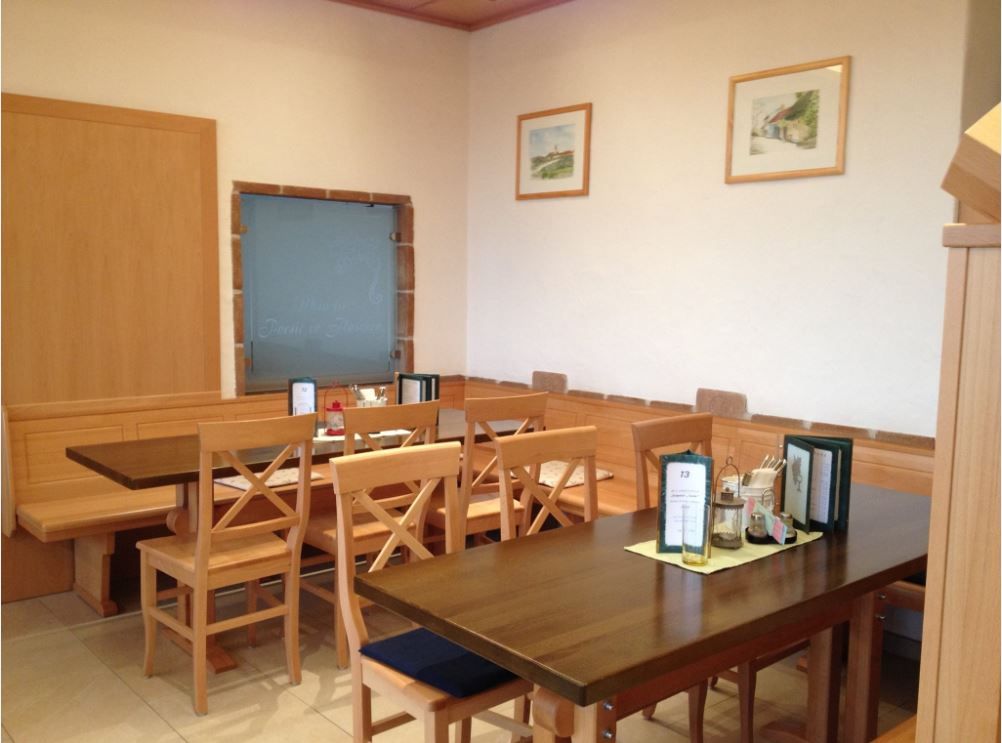 Belső tér Hagyományos borozó fa asztalok fotelekkel