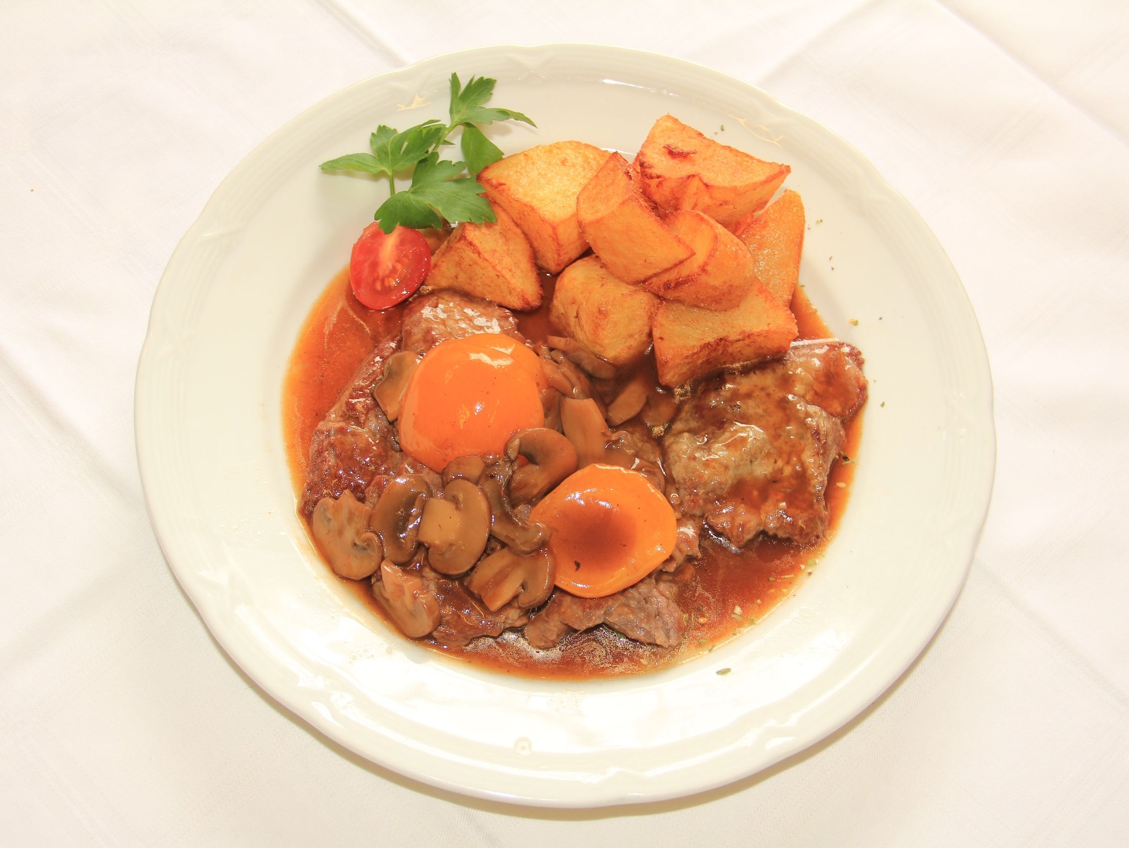 Egy tányér Wachaui sült marhahús, gomba és sült burgonya.