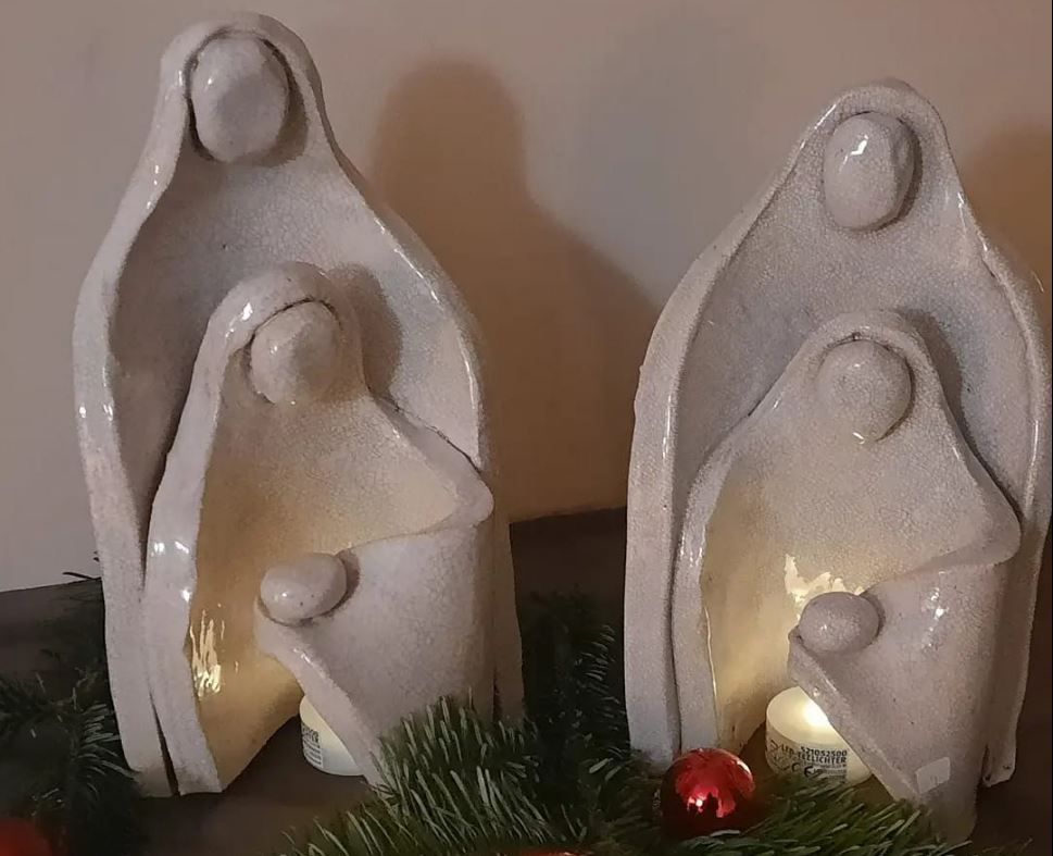 Kézzel készített kerámia angyalok, mint dekoratív figurák.