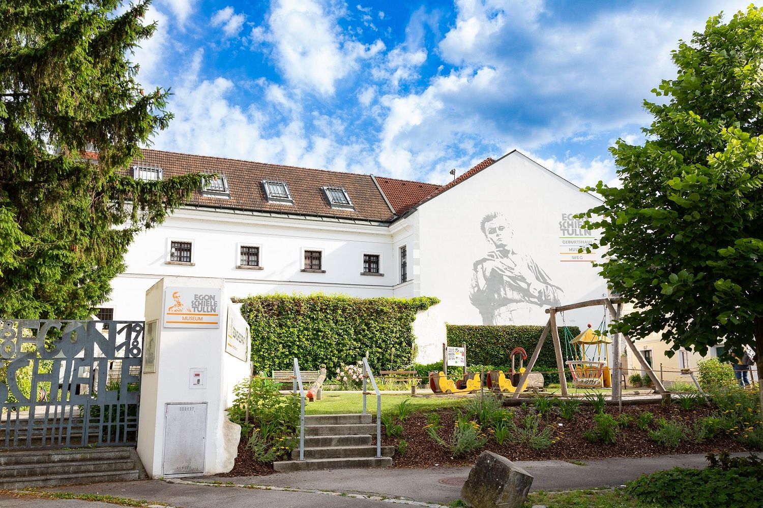 Egon Schiele Múzeum játszótérrel és freskóval.