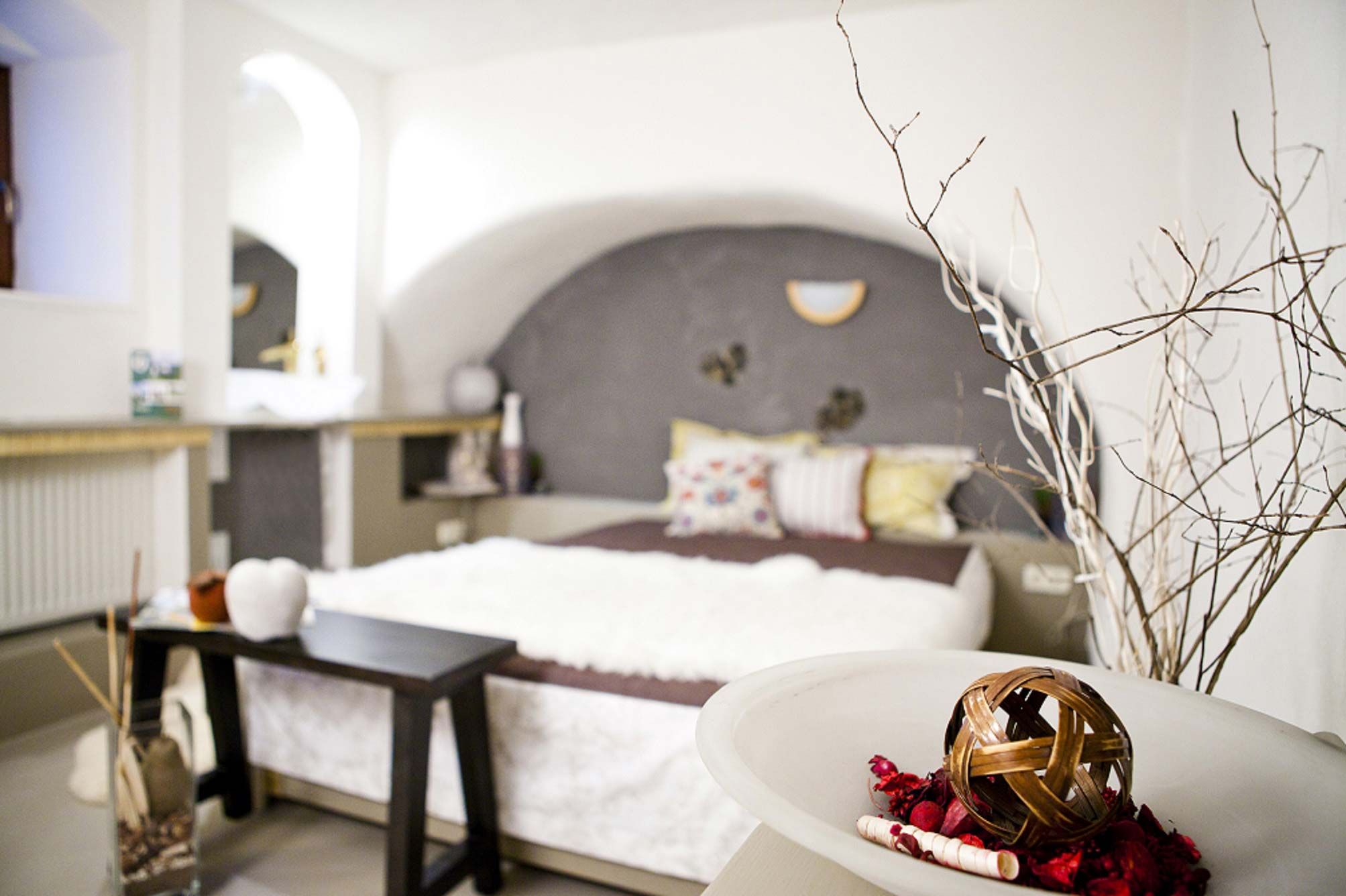 Hangulatos hálószoba dekorációval és ággyal.