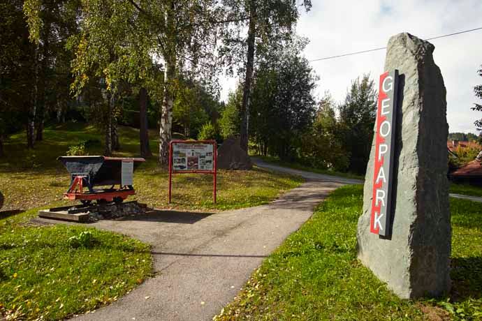 Az Aspang Geopark bejárata útjelző táblával és információs táblával.