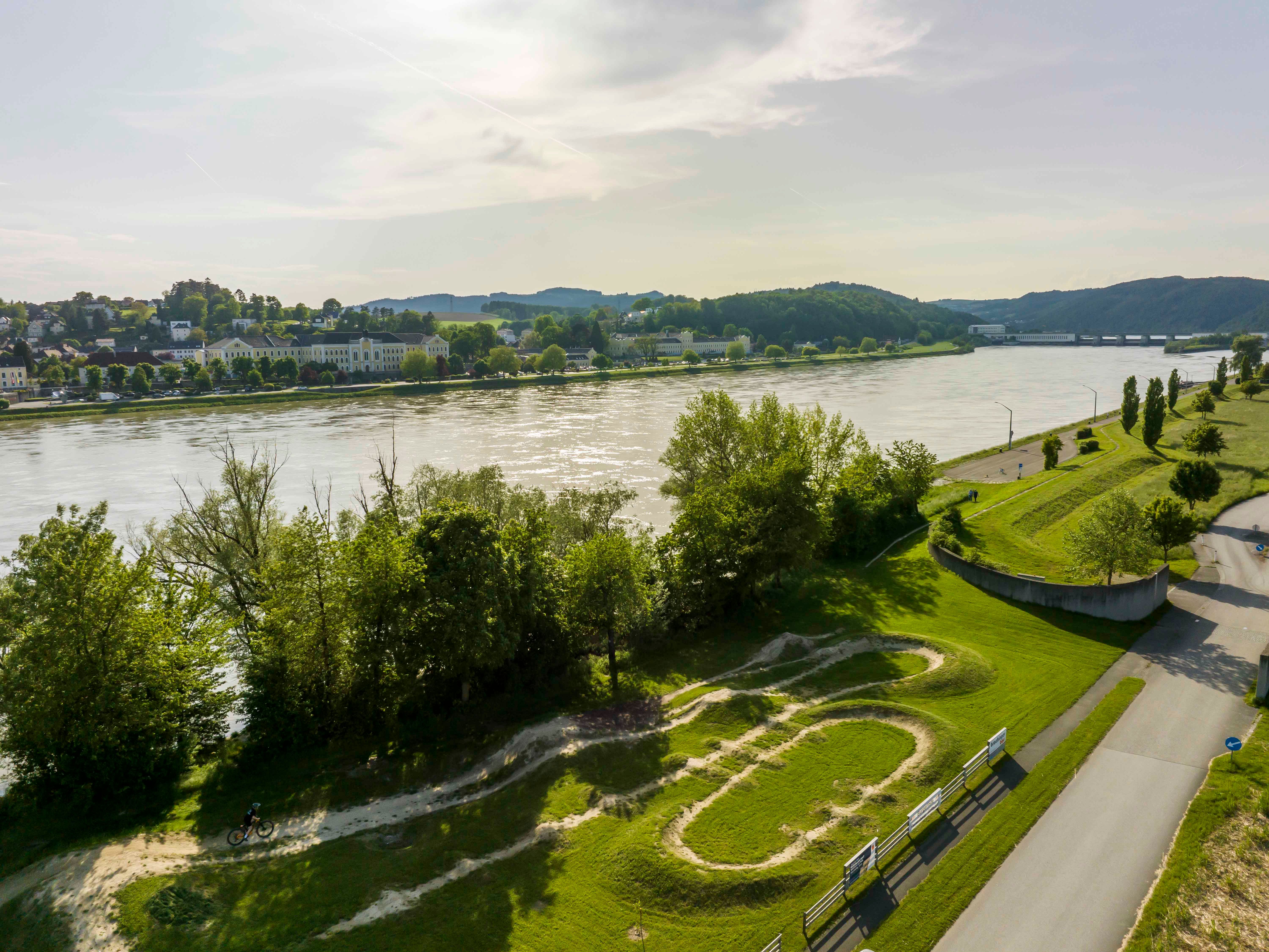 A Persenbeug-Gottsdorf kerékpáros aréna légi felvétele a folyóval és a környező tájjal.