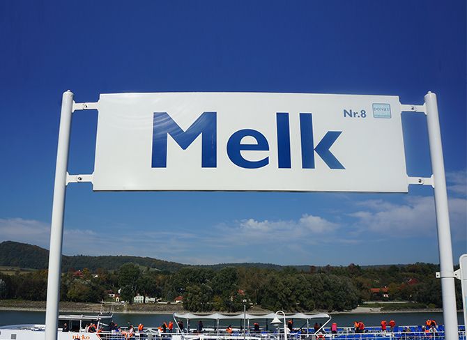 "Melk Nr. 8" feliratú tábla kék égbolt előtt.