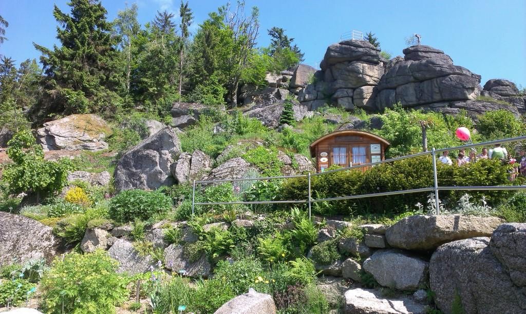 Sziklakert turistaházsal és emberekkel Bad Traunsteinben.