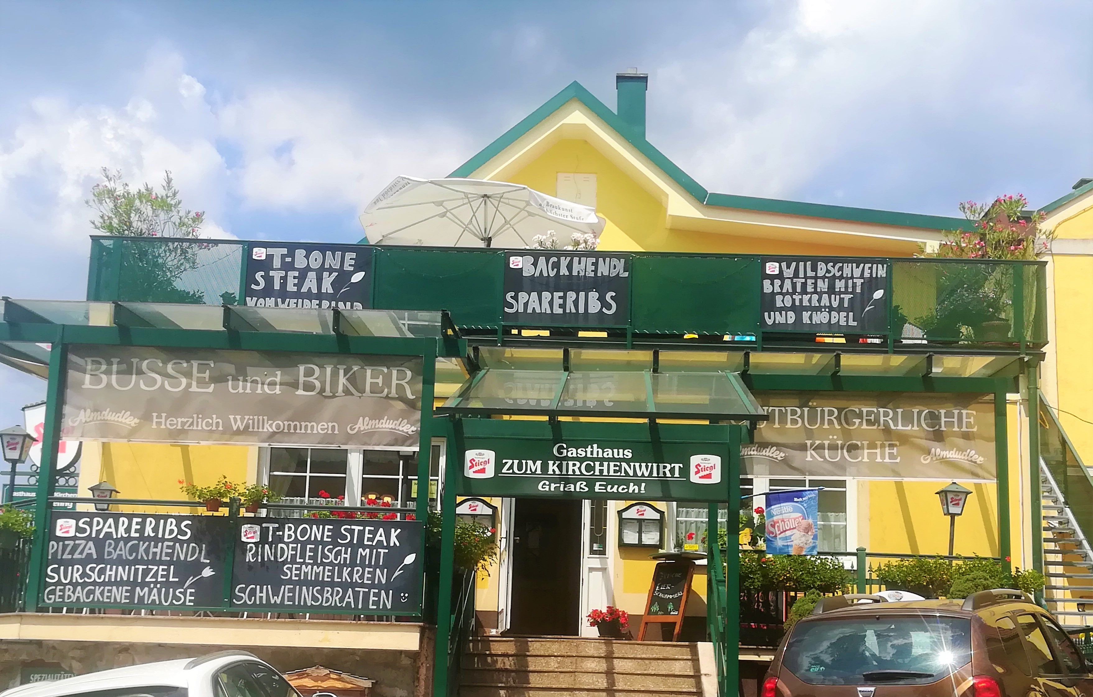 Sárga étterem, zöld felirattal a napi ajánlatok számára